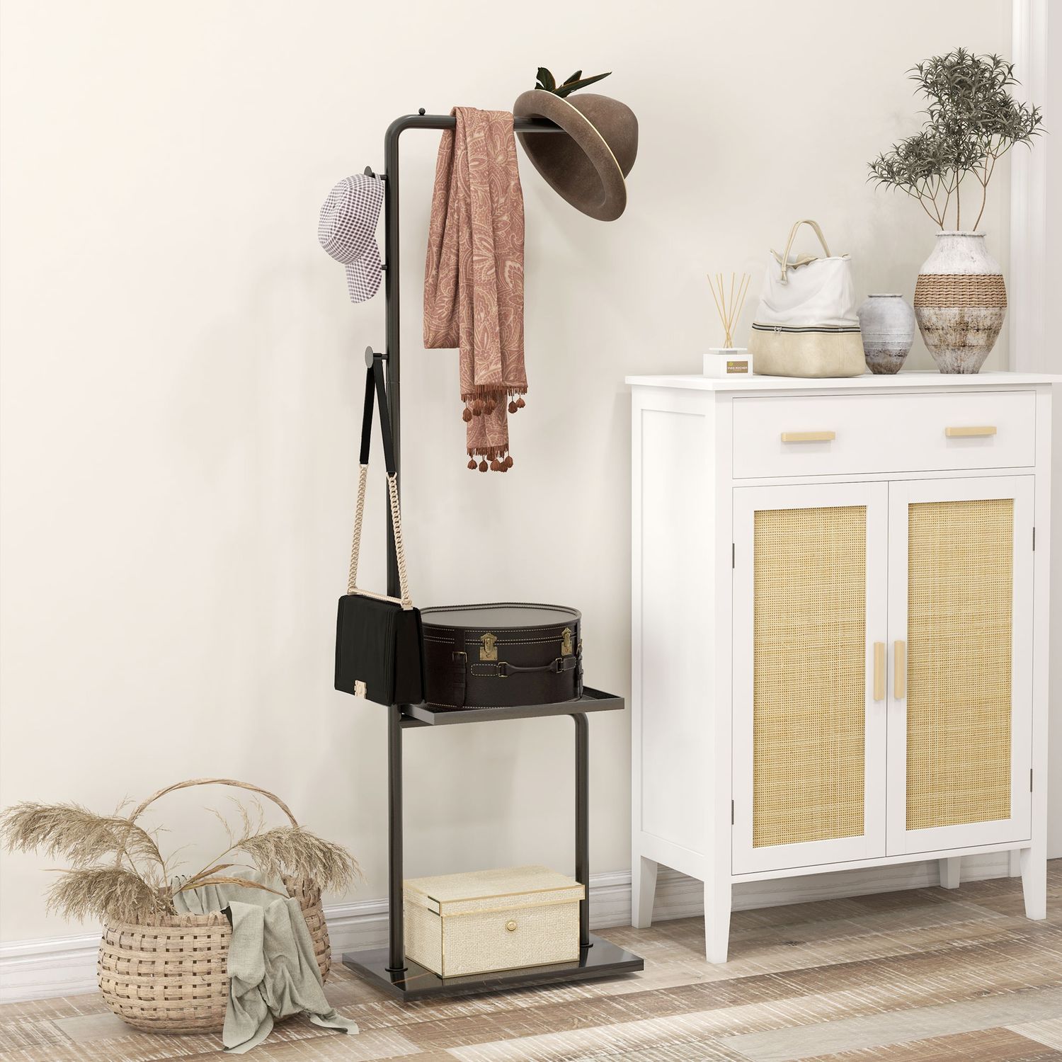 Svart rock & hatthylla med krokar och bricka – 148 cm