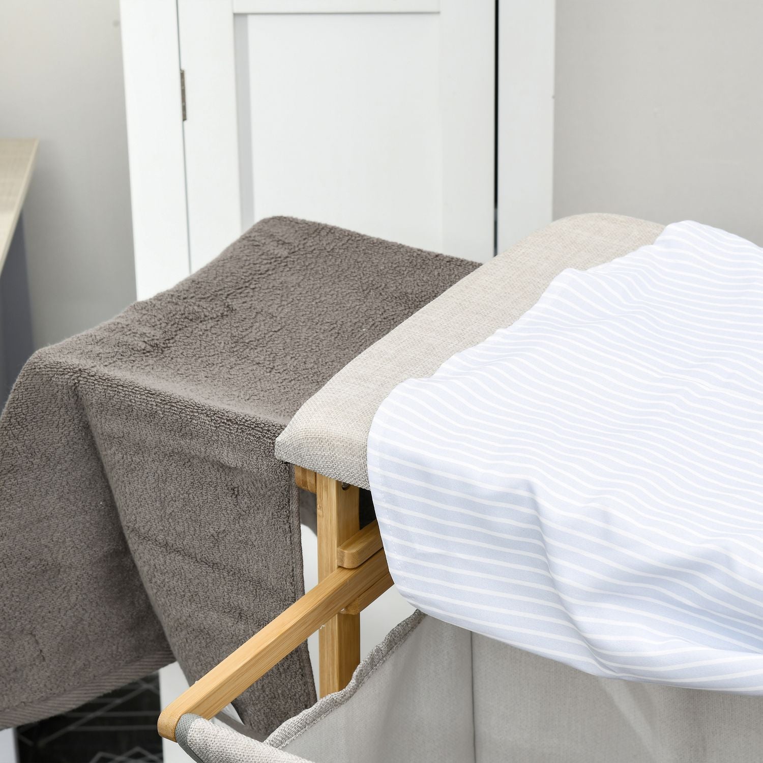 Utdragbar 57,4L tvättkorg med strykbräda och 3-våningsförvaring