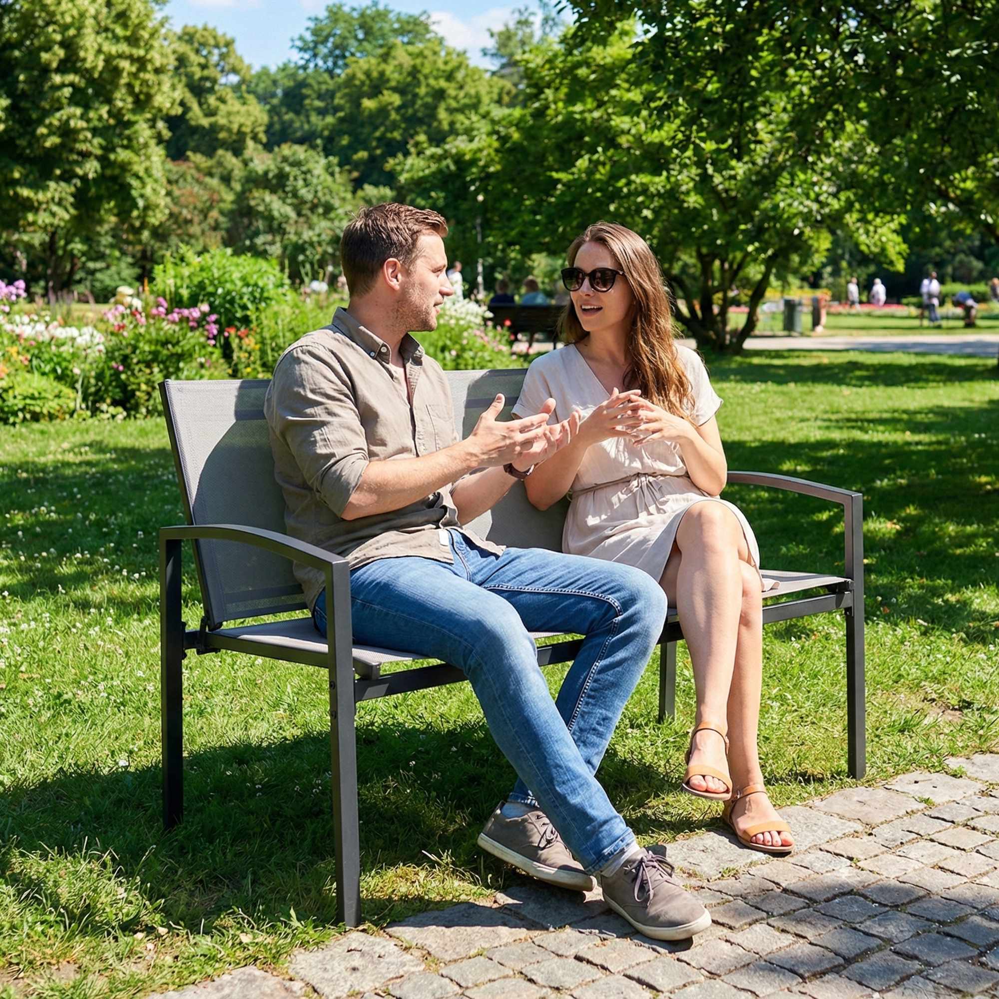 Utomhusbänk i metall, 2-sits, ventilerande tyg, grå