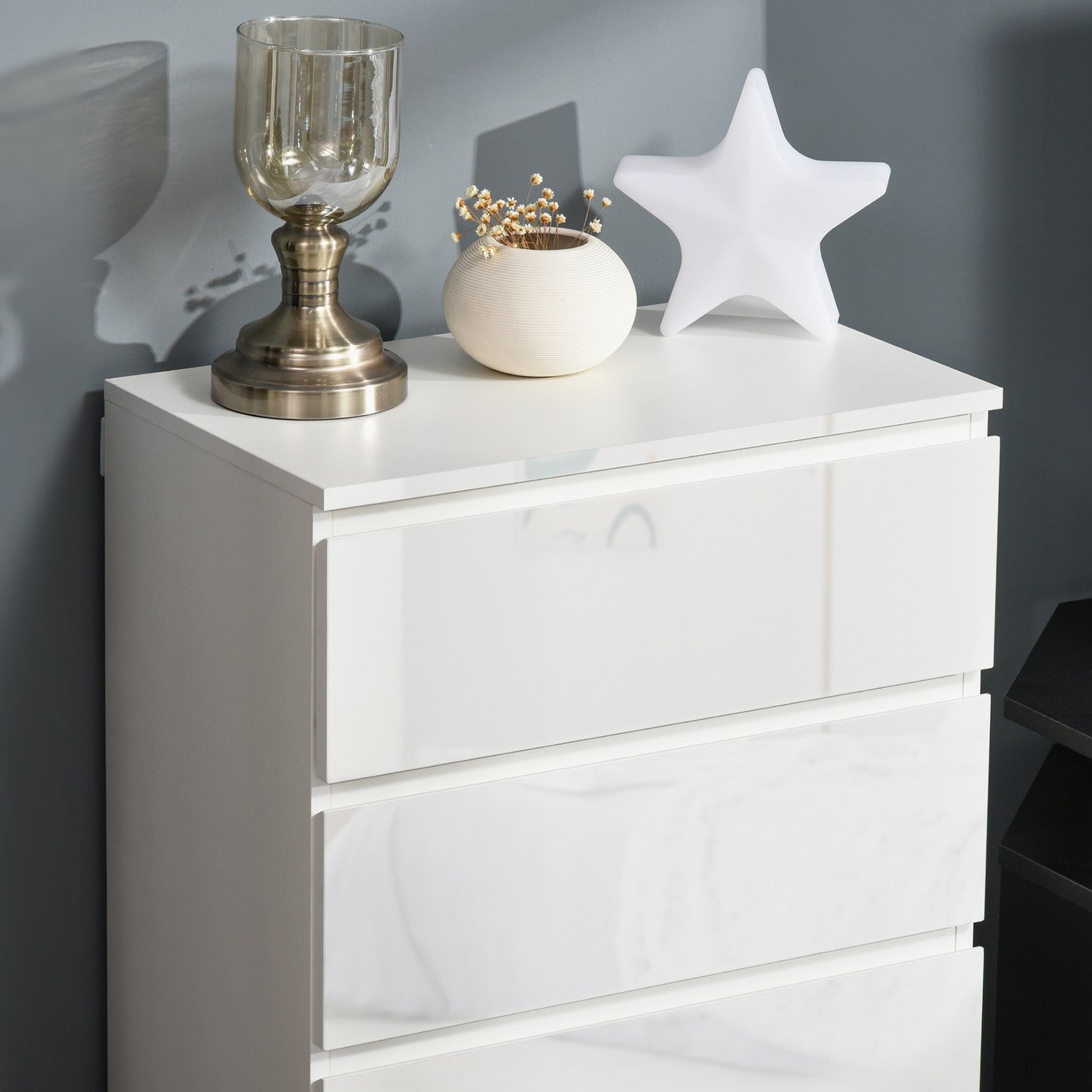 Vit byrå med 5 tippskyddande flikar, 55x34x100 cm