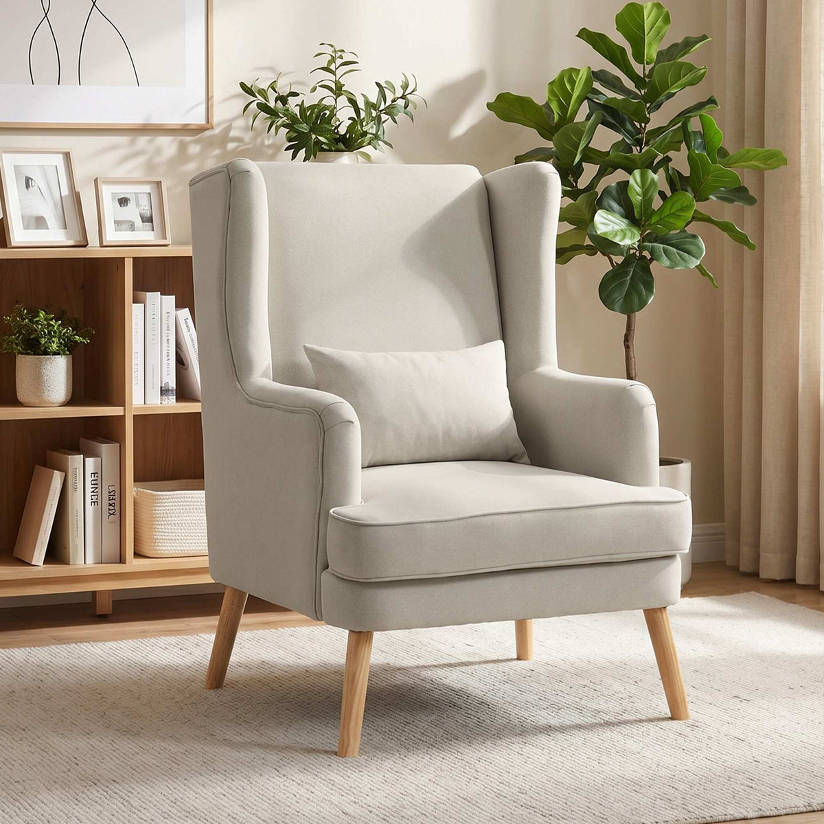 Wingback-stol med beige linlook og korsryggpute
