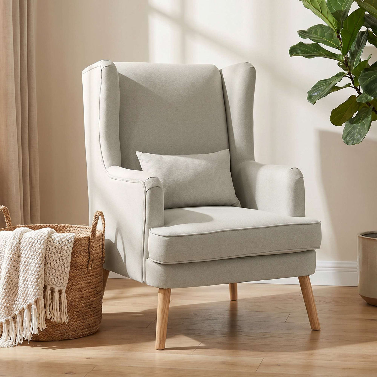 Wingback-stol med beige linlook og korsryggpute