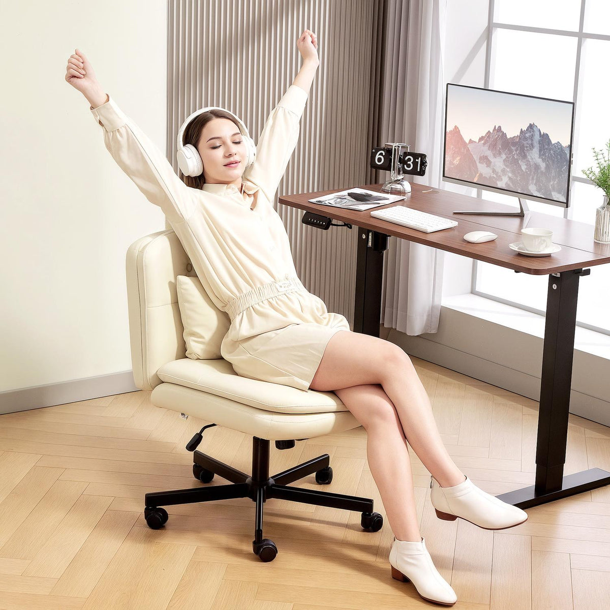 Armlös kontorsstol, konstläder, justerbar höjd, beige