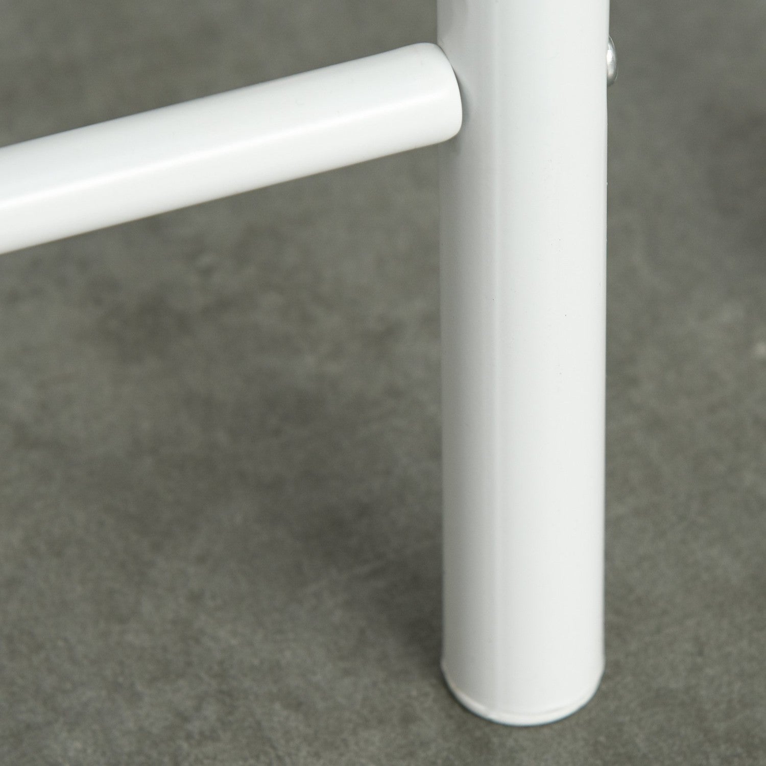 Barbord och stolar med förvaringshylla och dörrmatta