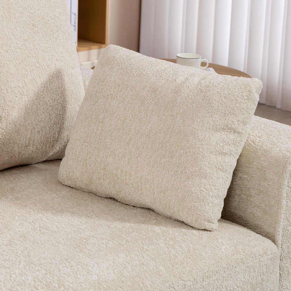 Beige 3-seters sofa med fløyelstrekk og dyp sitteflate