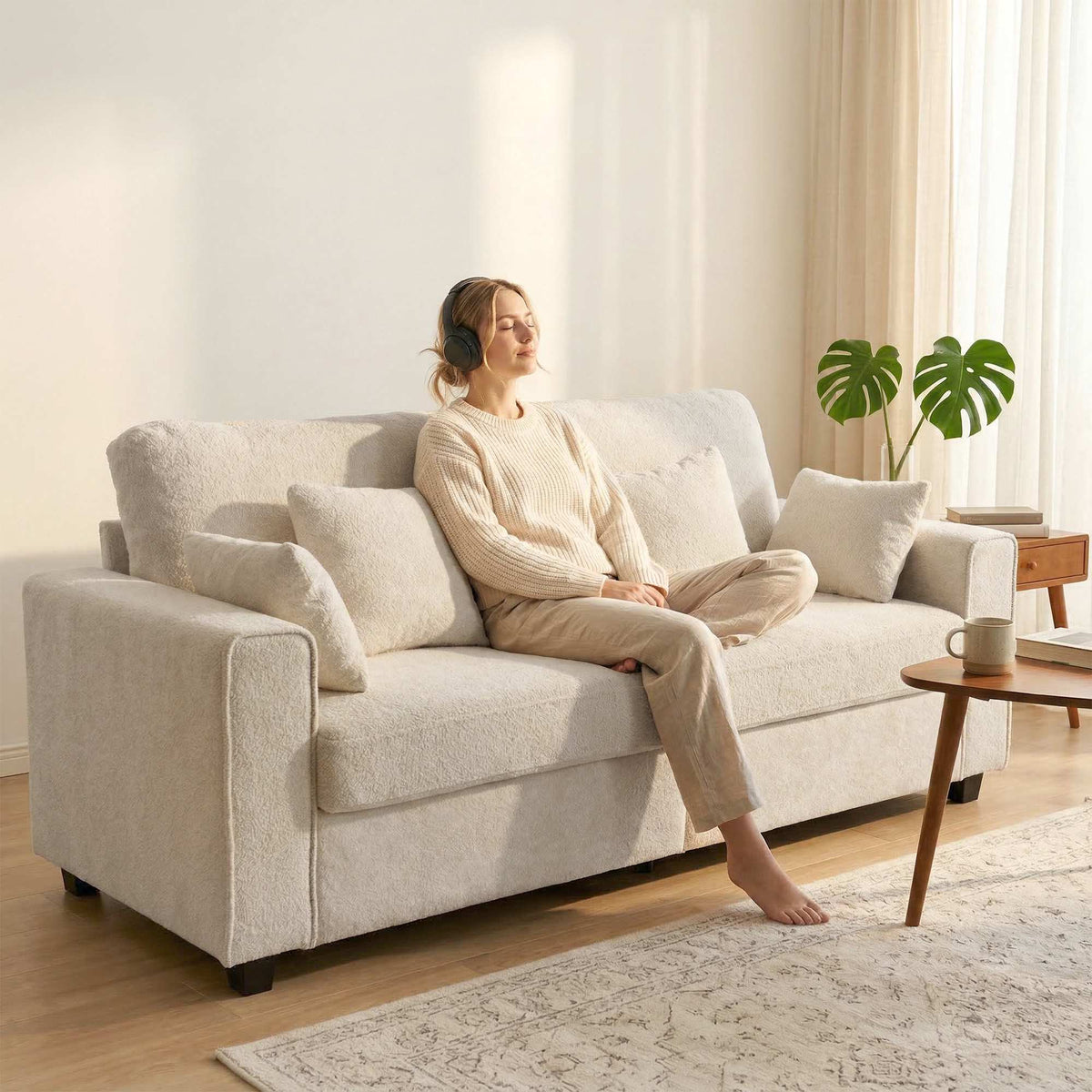 Beige 3-seters sofa med fløyelstrekk og dyp sitteflate