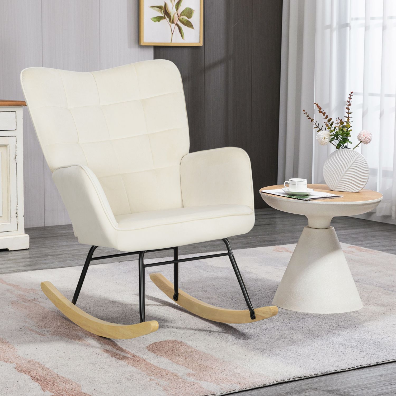 Beige sammets gungfåtölj med trälöpare