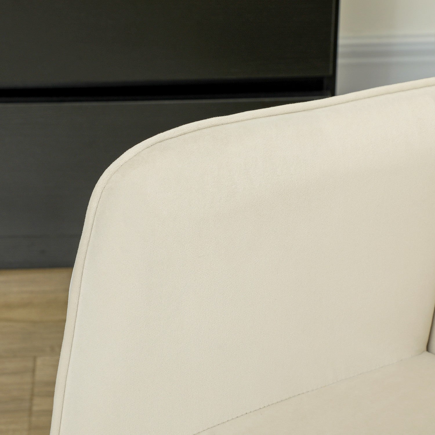 Beige sammets gungfåtölj med trälöpare