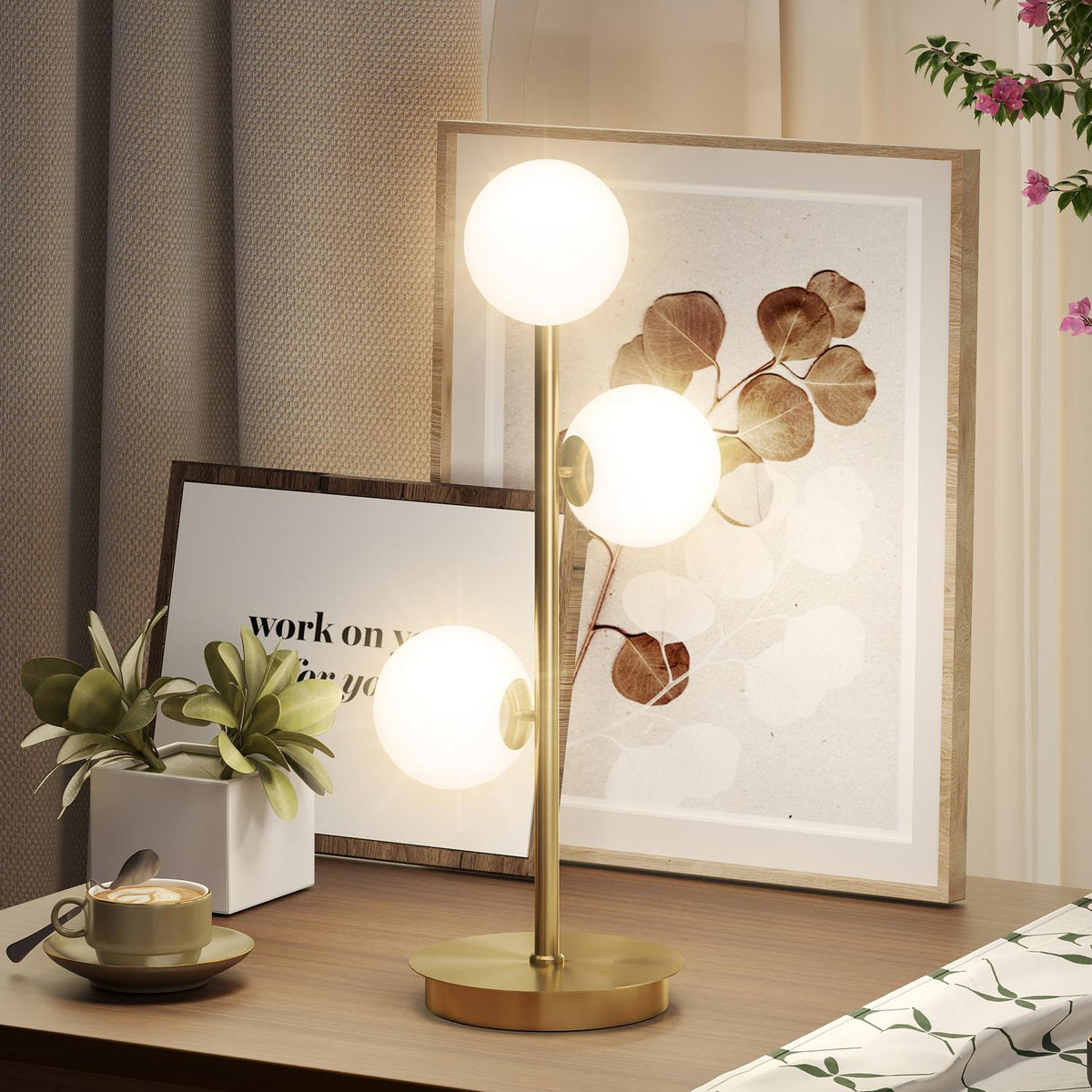 Bordlampe med 3 kuler, messingfinish, G9-sokkel, 53 cm
