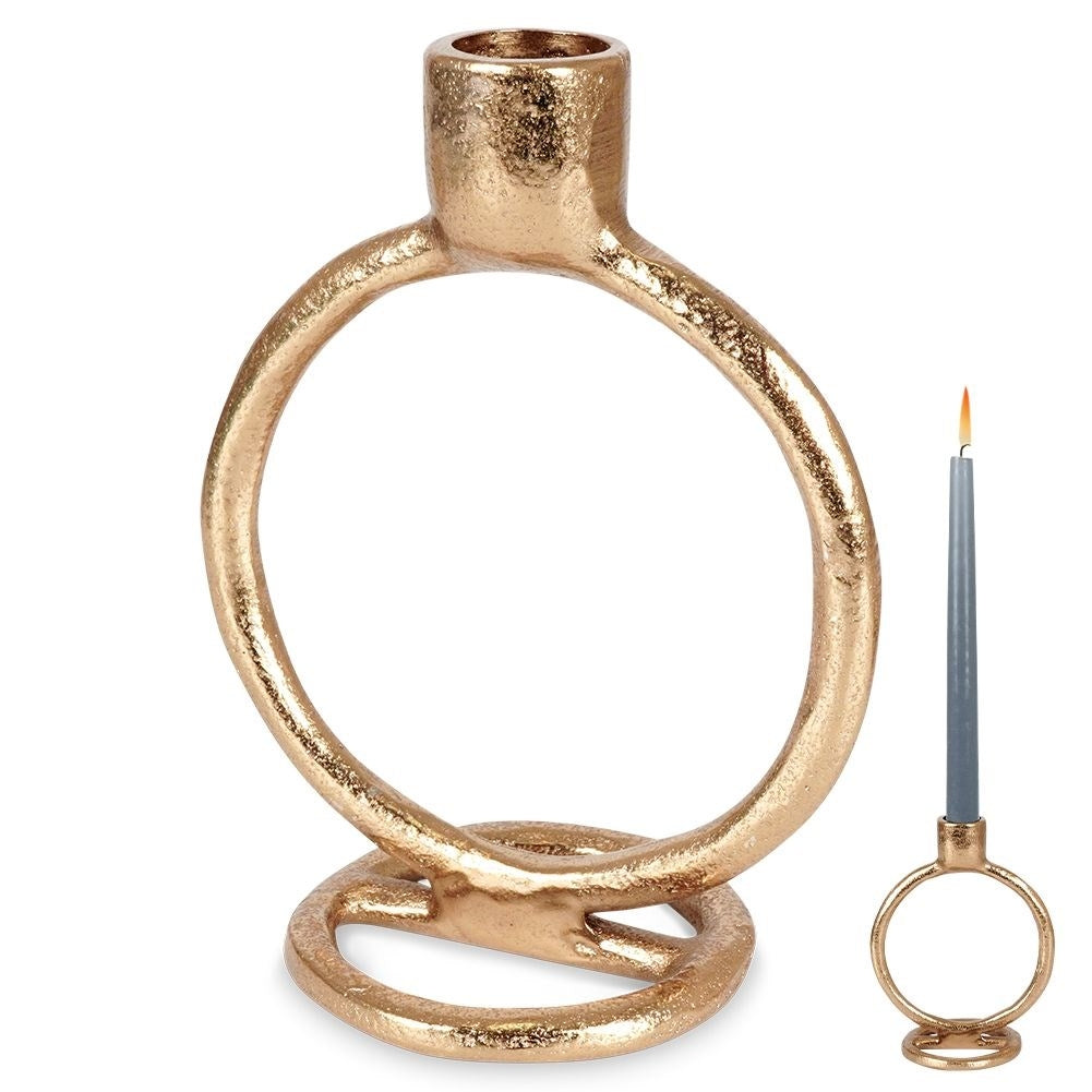 Elegant gyllene ljusstake i klassisk stil för långa ljus