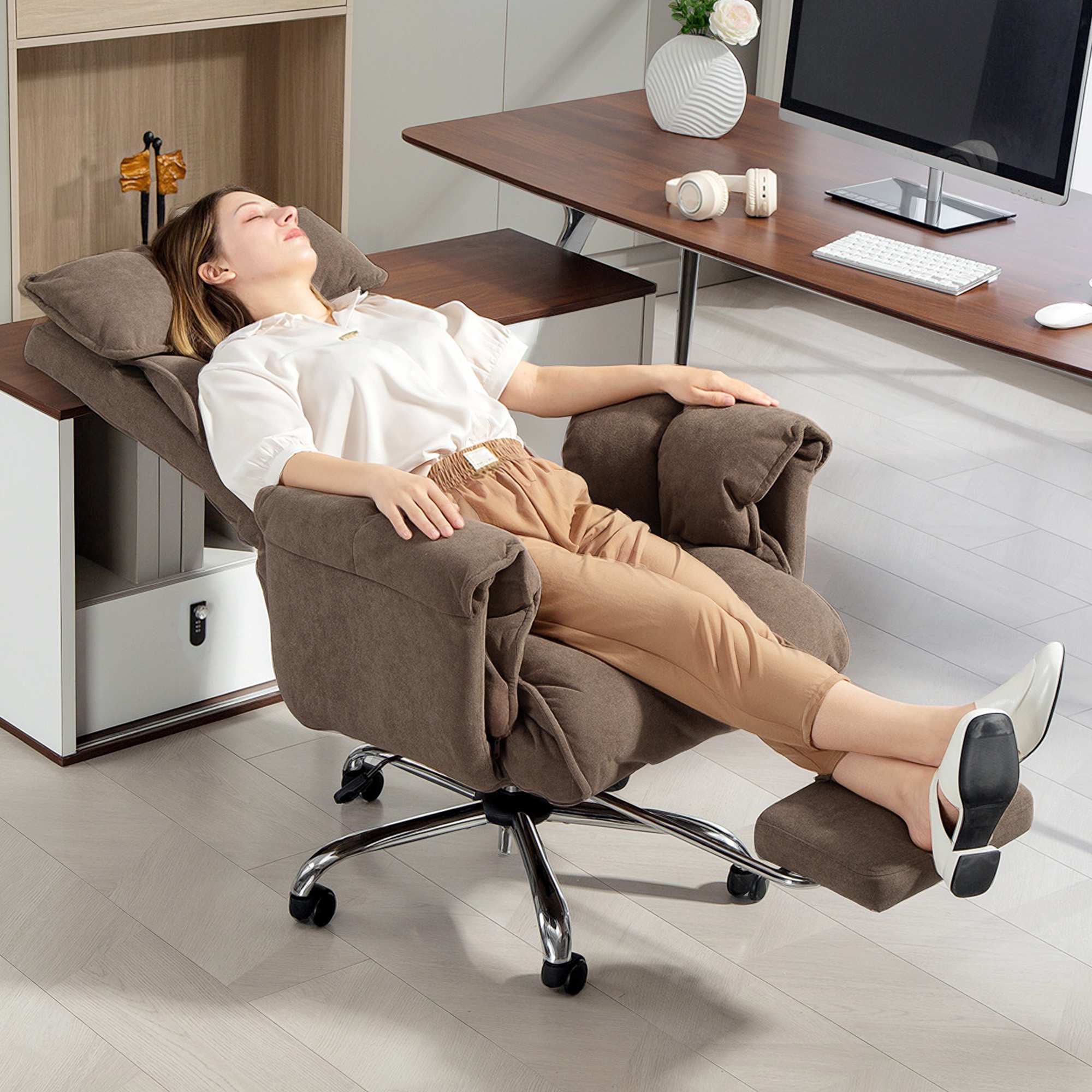 Ergonomisk kontorsstol med lutande ryggstöd och fotstöd