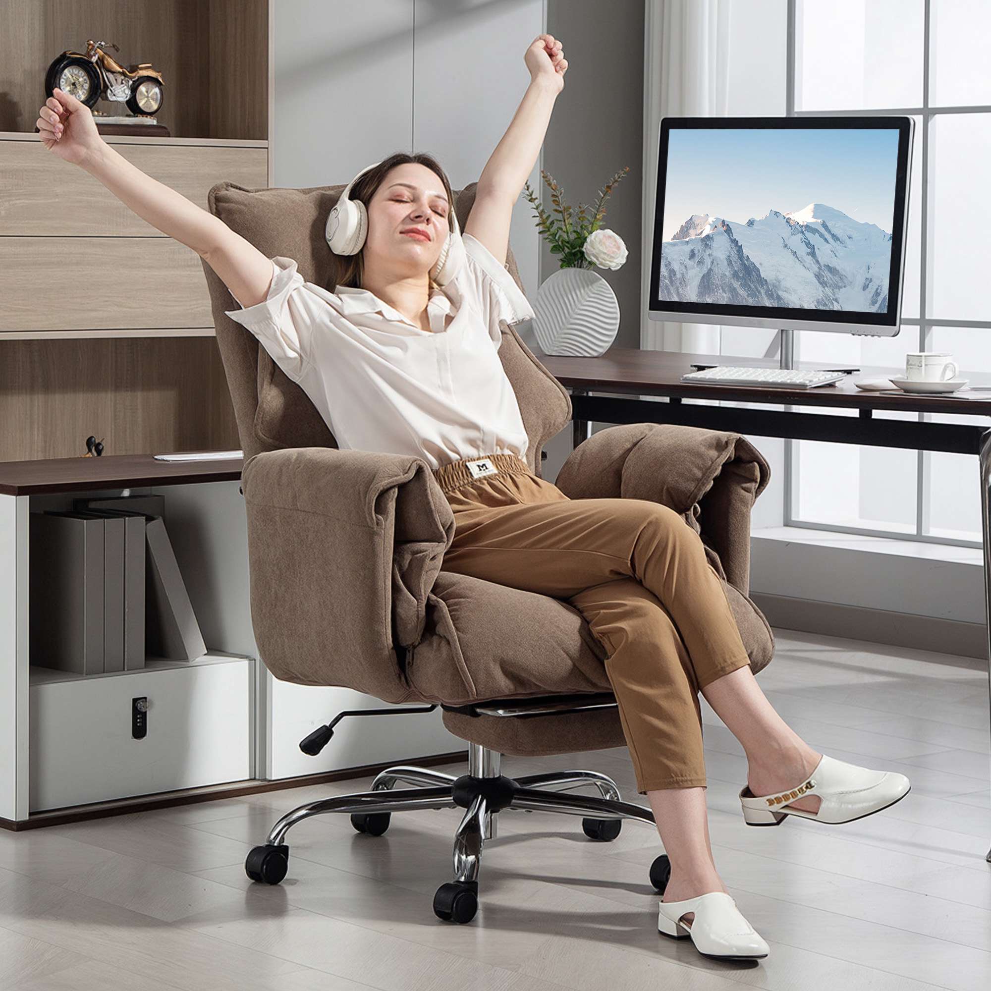 Ergonomisk kontorsstol med lutande ryggstöd och fotstöd