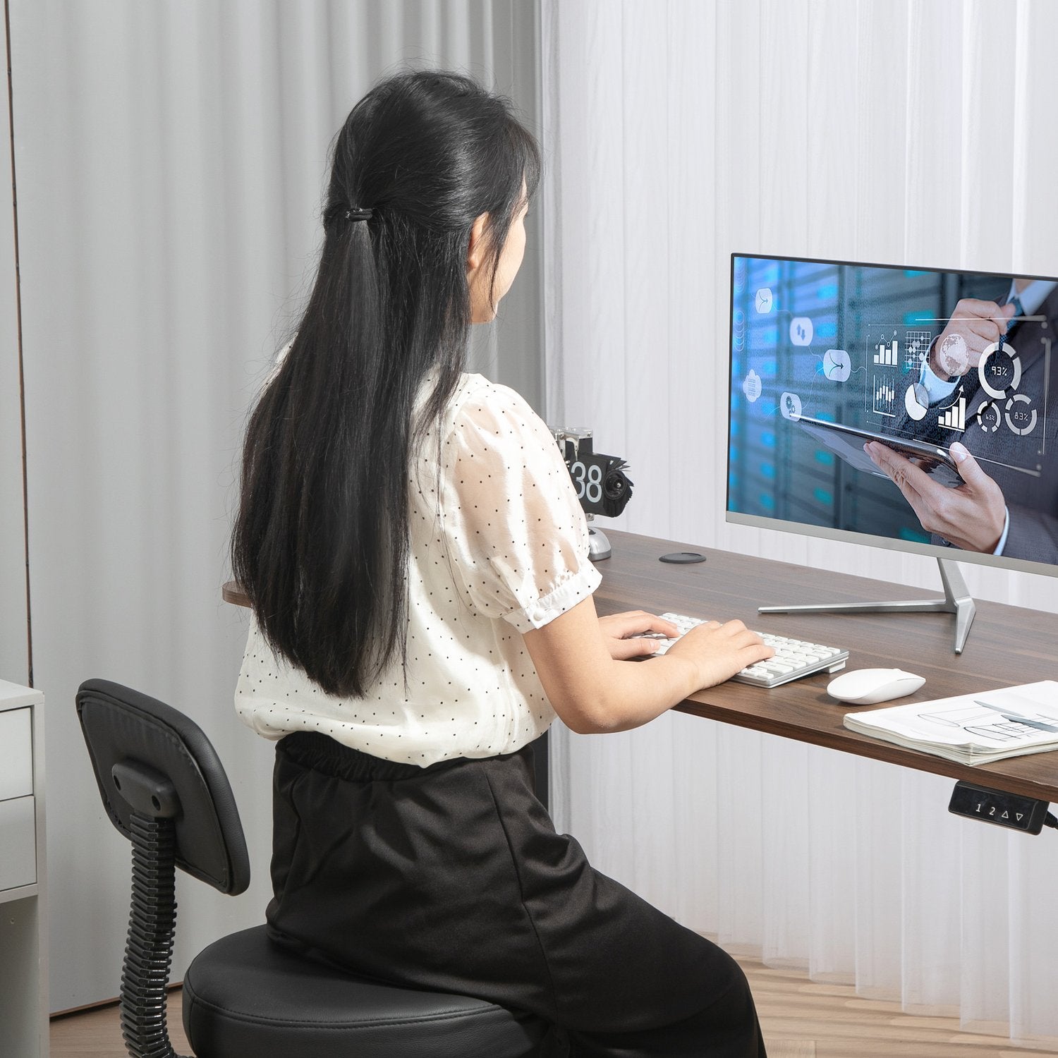 Ergonomisk svart kontorsstol med fotring, justerbar vridbar