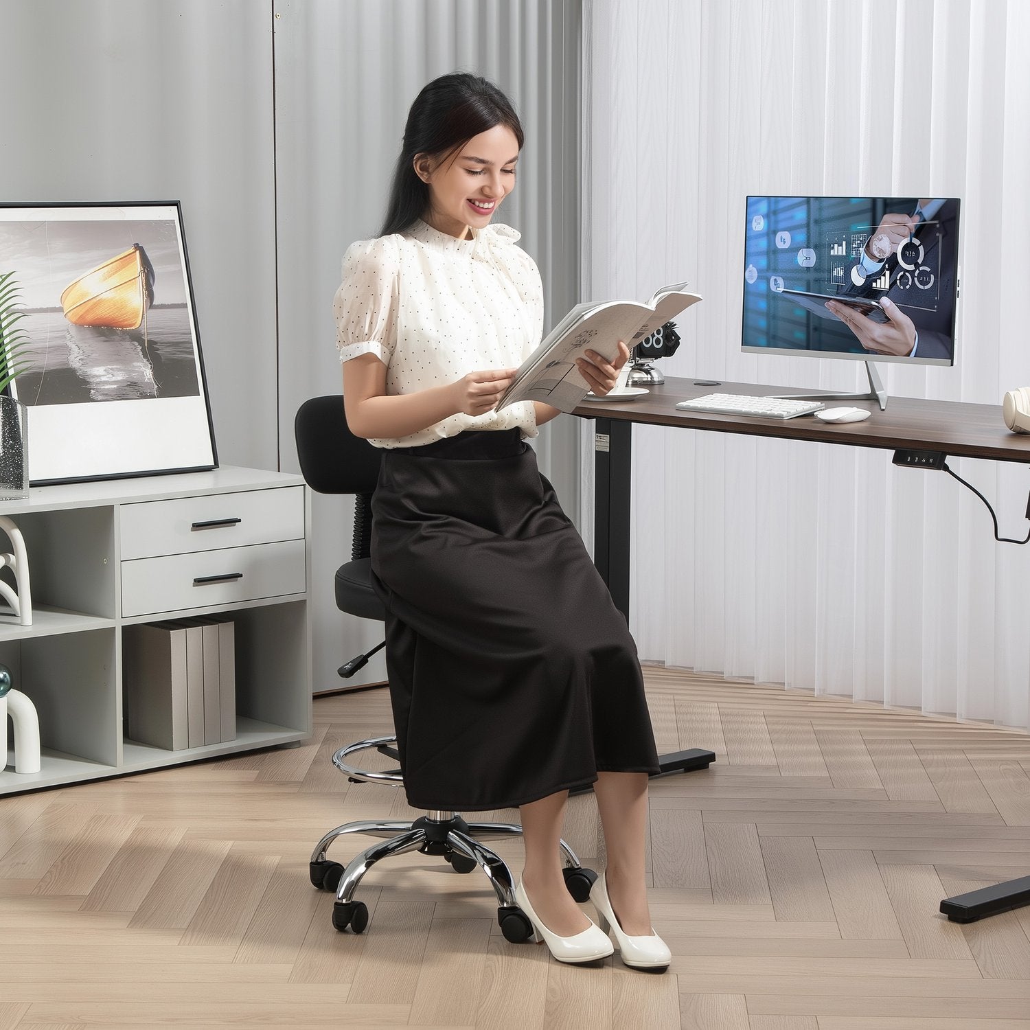 Ergonomisk svart kontorsstol med fotring, justerbar vridbar