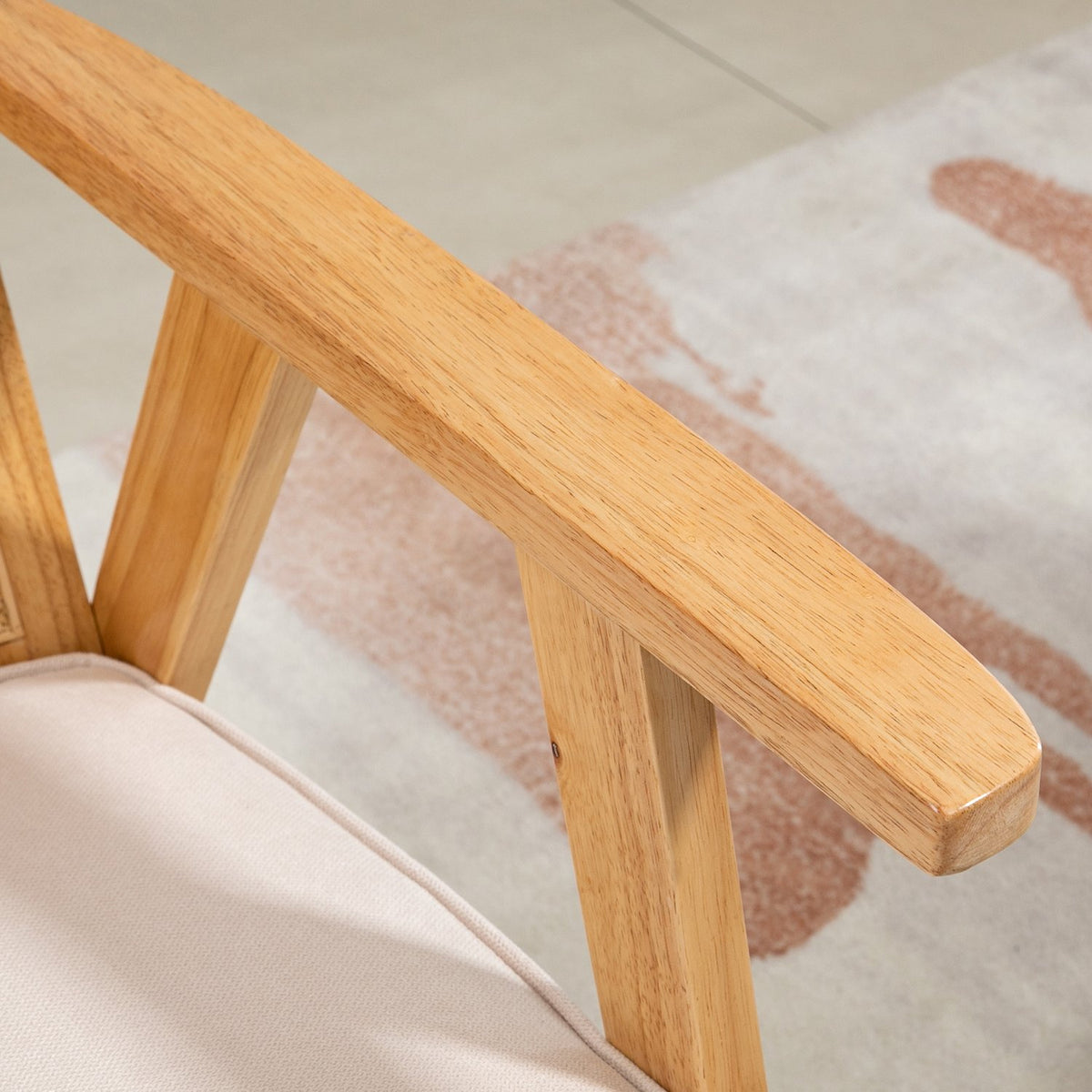 Exotisk stoppad stol, gummiträ, sittdyna i linnelook, 63L x 69W x 78H cm, krämvit