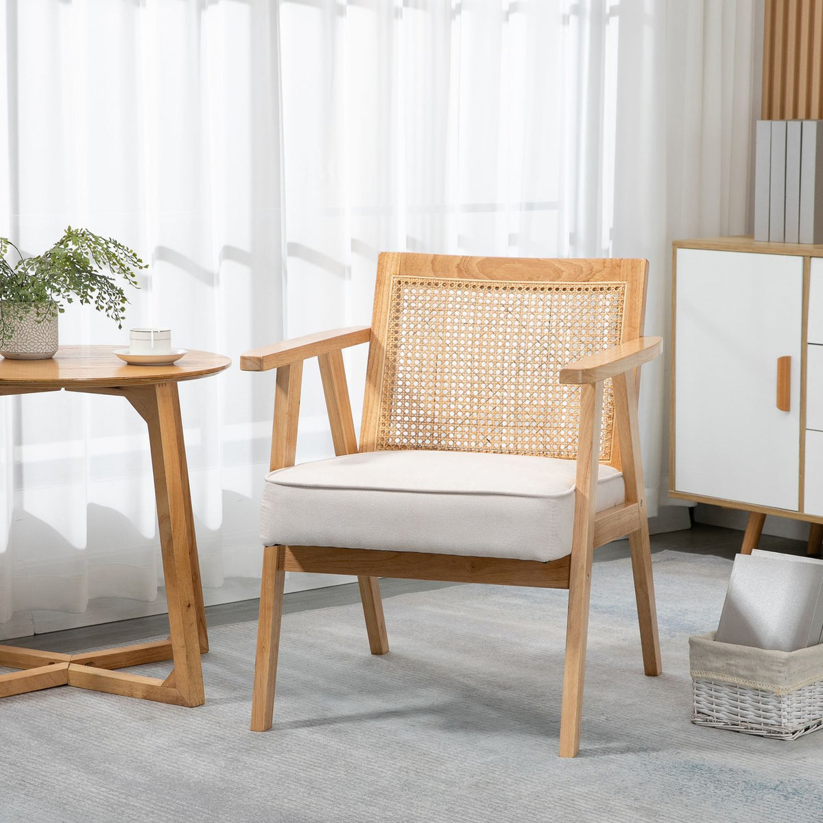 Exotisk stoppad stol, gummiträ, sittdyna i linnelook, 63L x 69W x 78H cm, krämvit