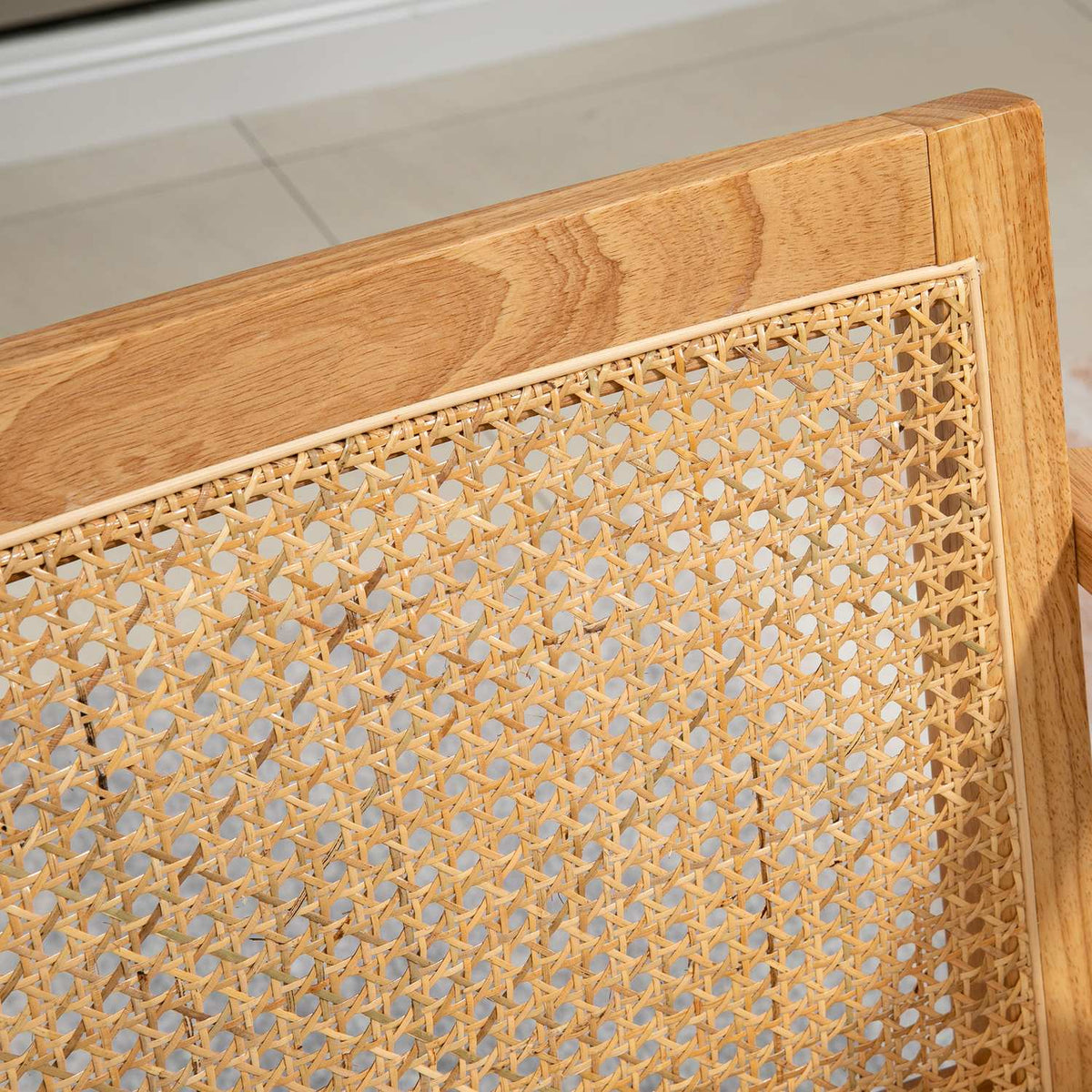 Exotisk stoppad stol, gummiträ, sittdyna i linnelook, 63L x 69W x 78H cm, krämvit