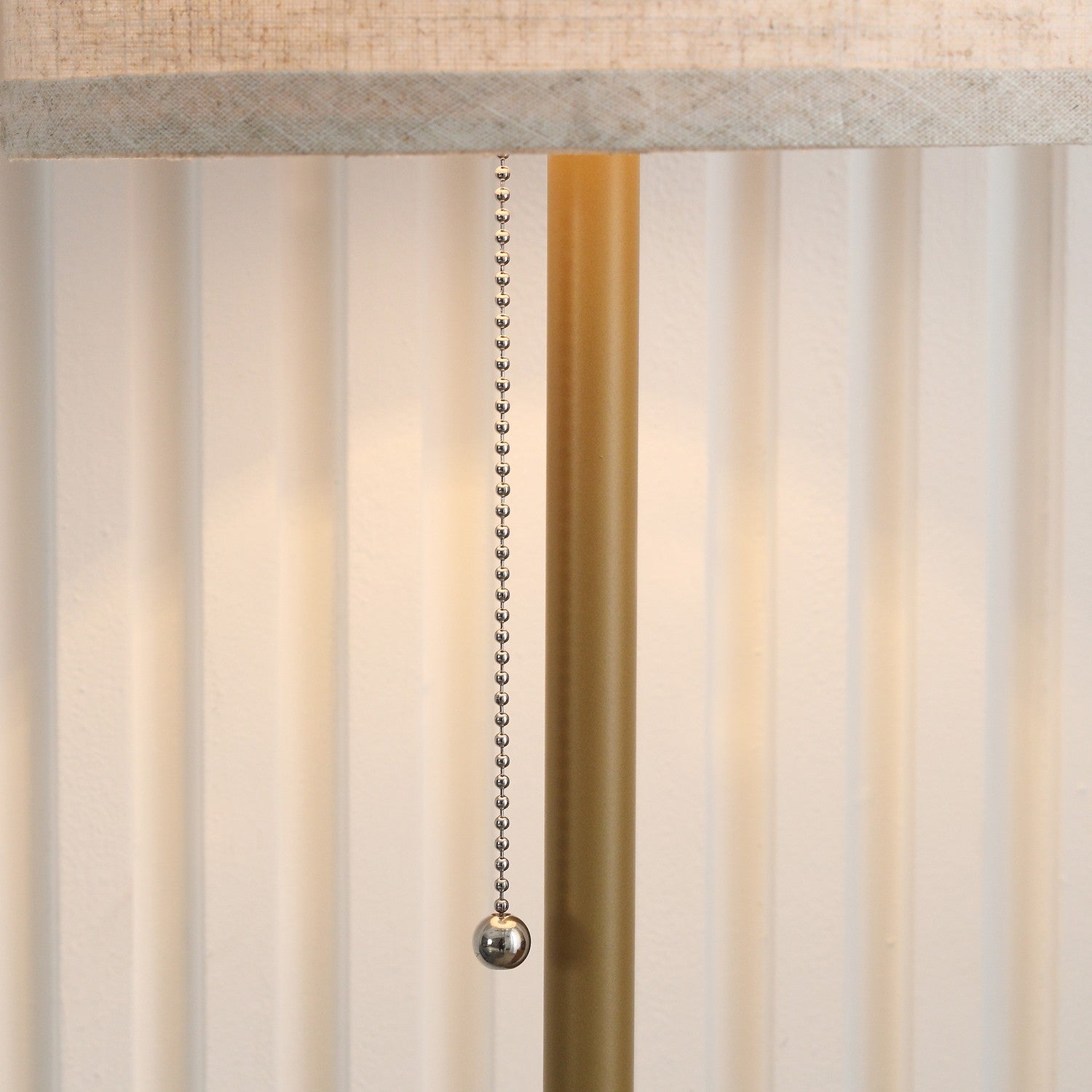 Golvlampa med linneskärm, dragkedja och stålstativ