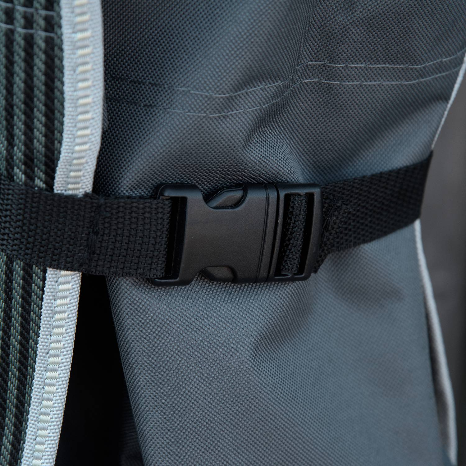 Grå hopfällbar solstol med kudde och sidoficka