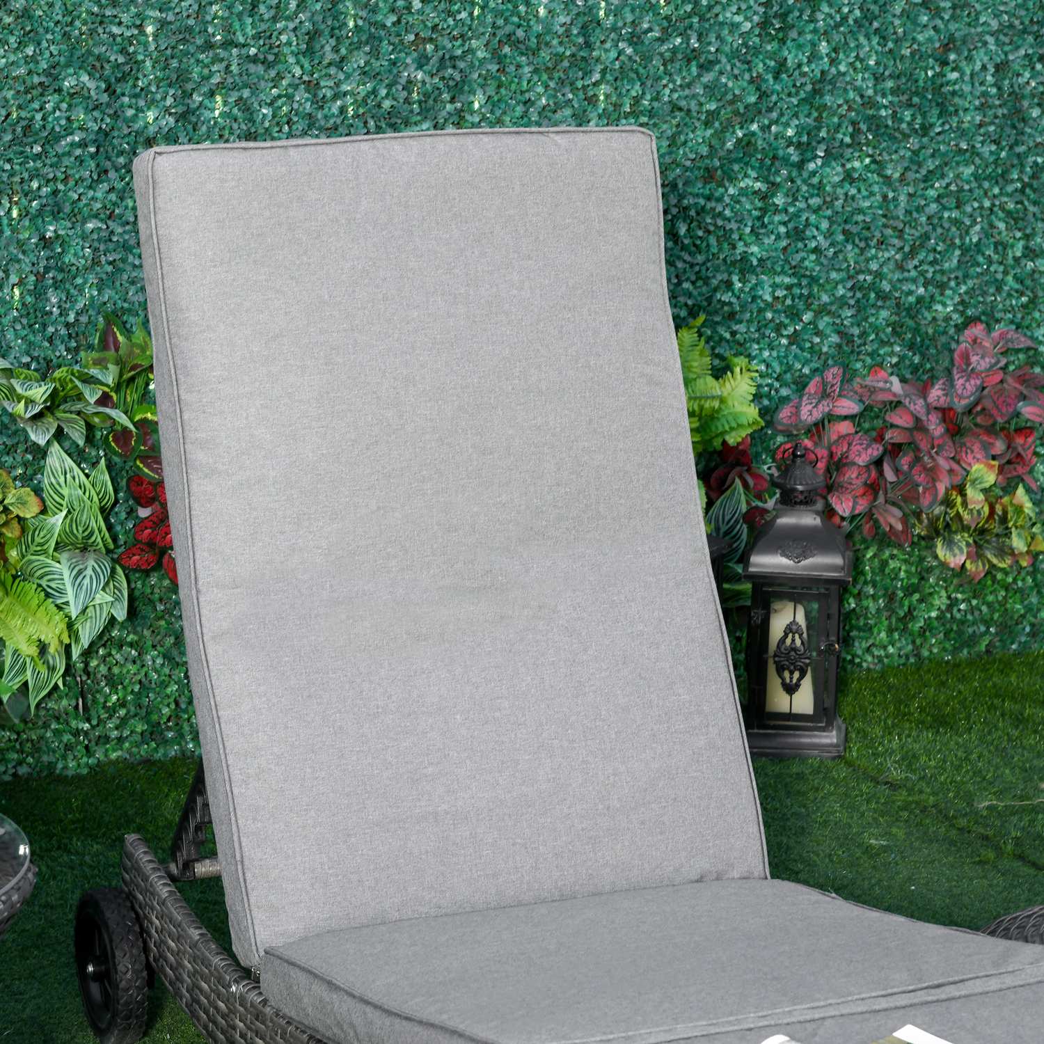 Justerbar solstol i polyrattan med dyna, grå