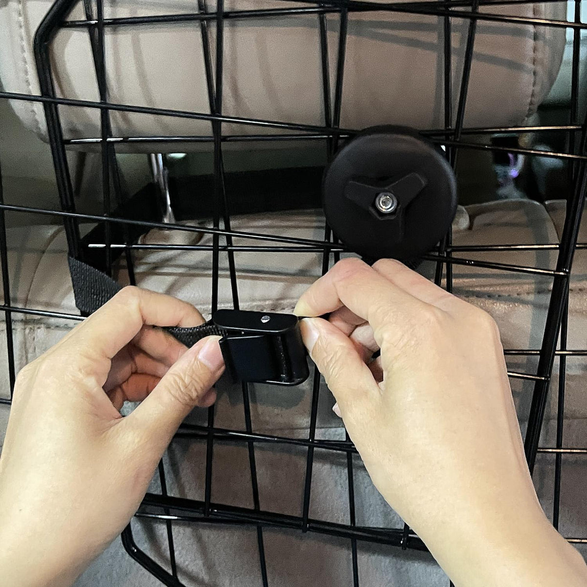Justerbar hundebeskyttelse i svart stål for bagasjerom