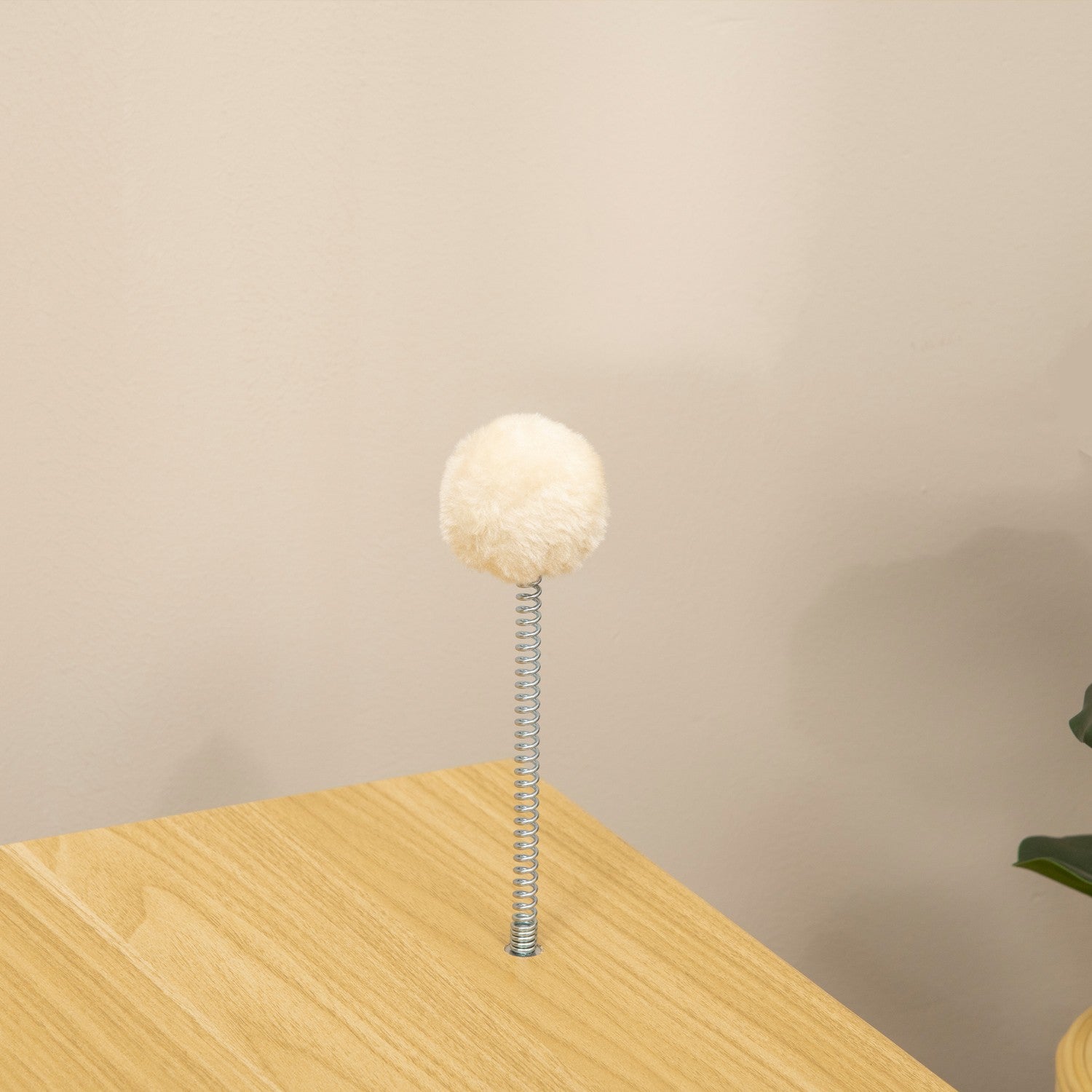 Katthus med lekboll & kudde, ek/beige/vit 50x28x43 cm