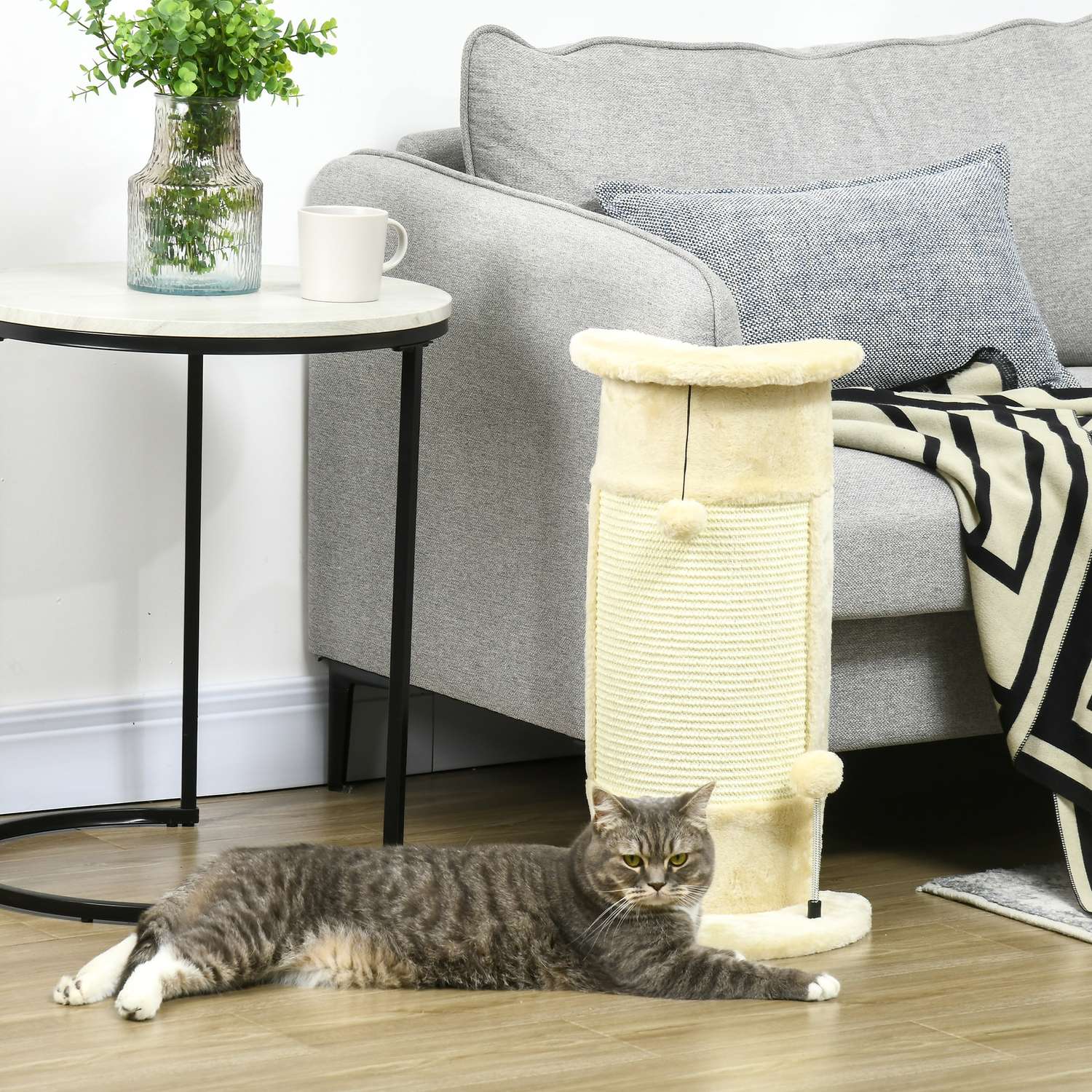 Kattskrapstolpe med boll – 58 cm sisal, gräddvit