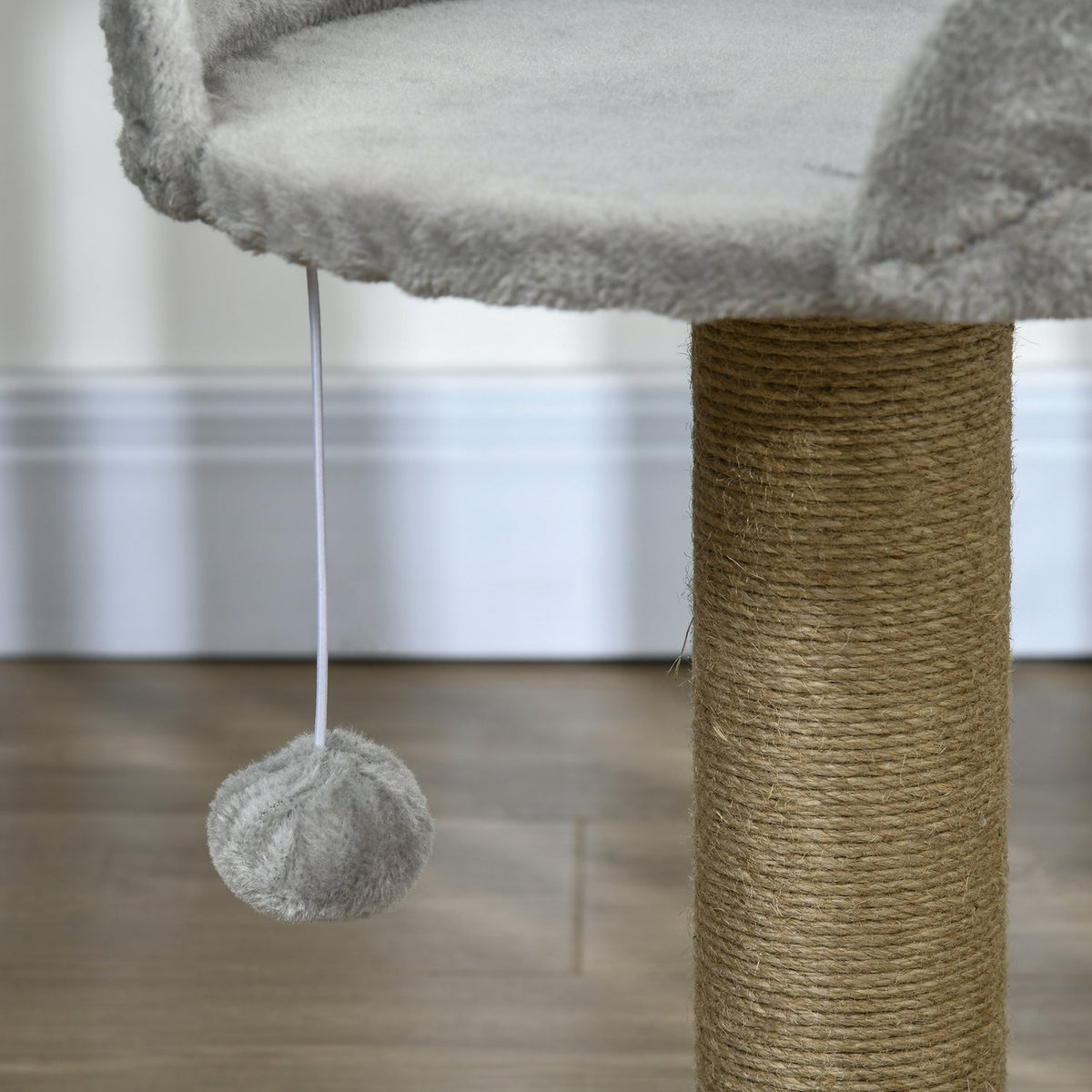 Kattskrapstolpe med lekboll och liggplats, grå