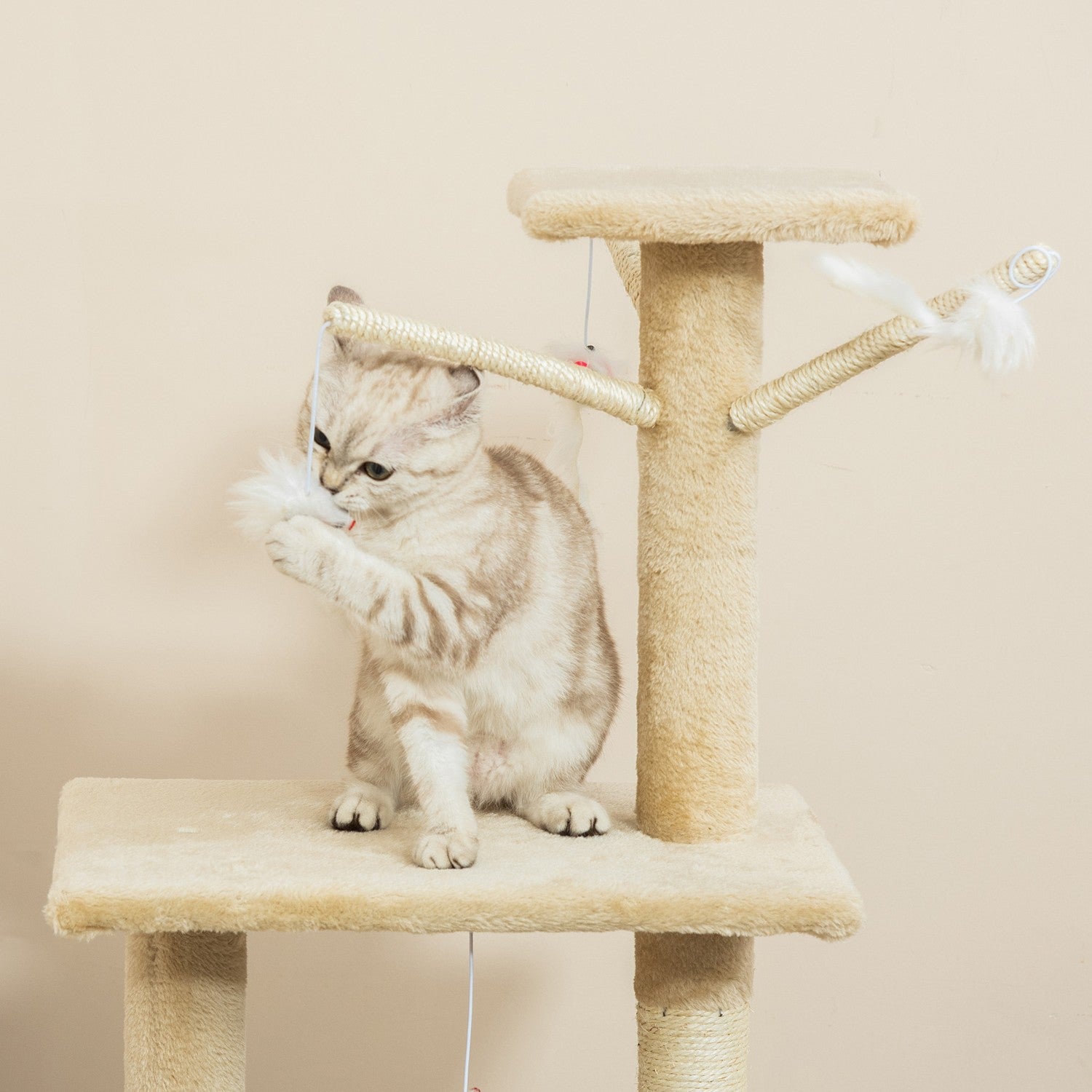 Kattskrapstolpe med trappor och leksaker, beige, 50 x 35 x 134 cm