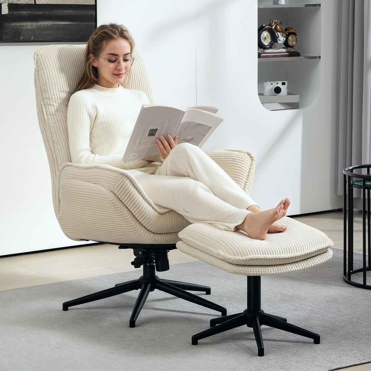Liggestol beige med 360° dreibar og krakk