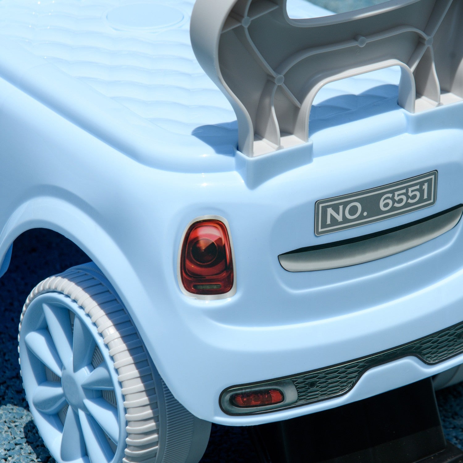 Ljusblå barnbil med tippskydd, 53x52x35 cm