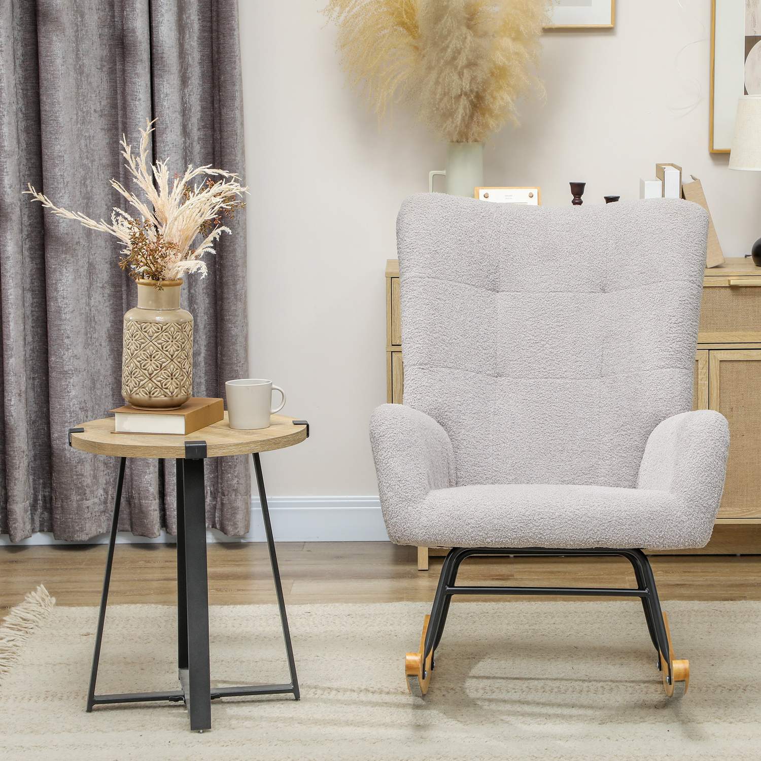 Ljusgrå sammetsgungstol – Armstöd och löpare i trä