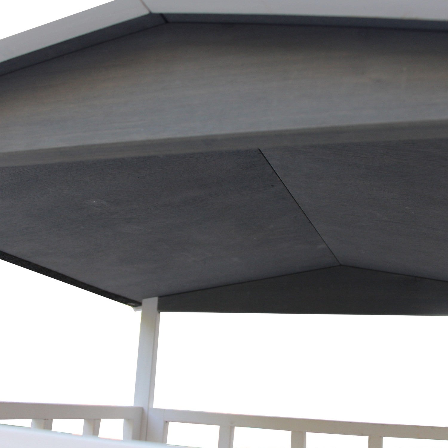 Massivt trä katthus med balkong och trappor, grå