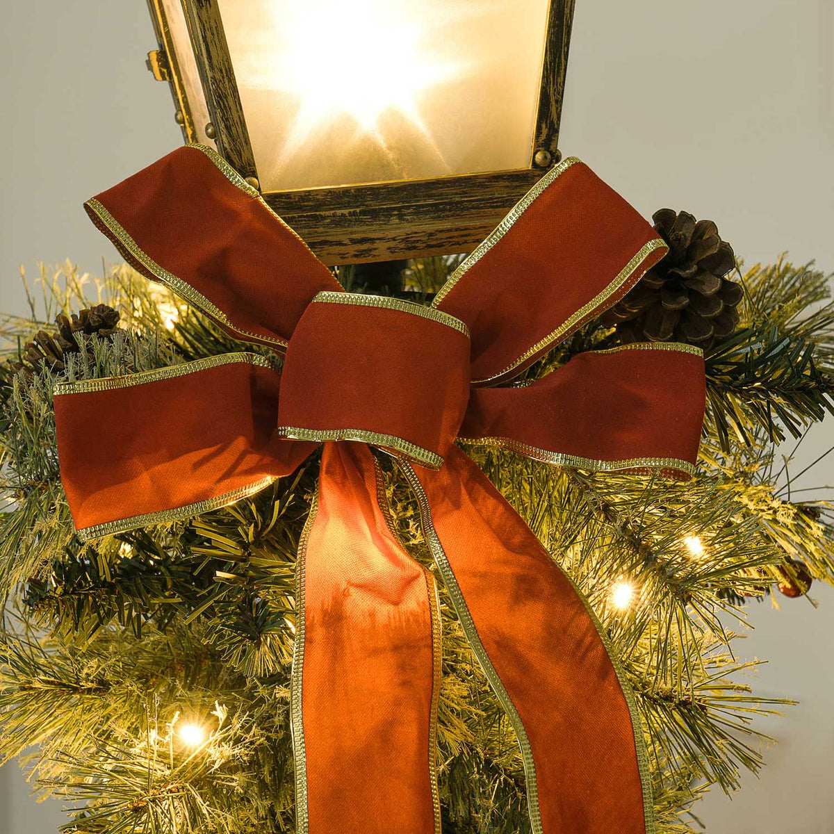 Metalljullykta med LED Fairy Lights, kottar och rosett