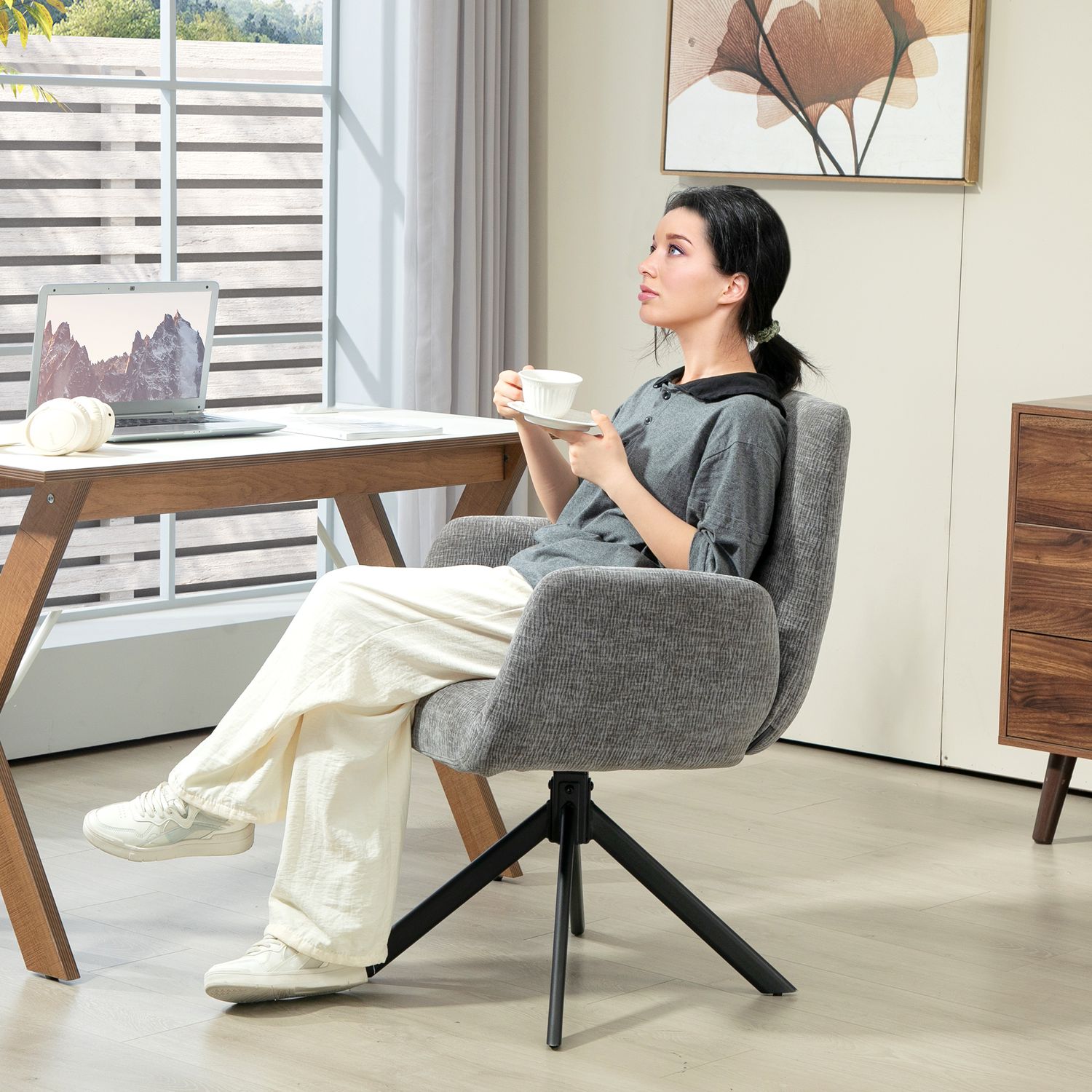 Mörkgrå vridbar fåtölj – modernt klädd, stålben