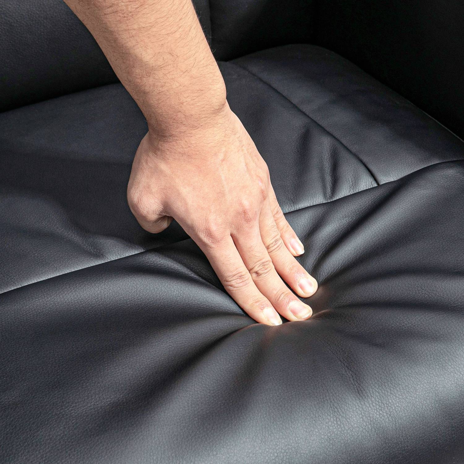 Svart lutande snurrstol i konstläder med pall