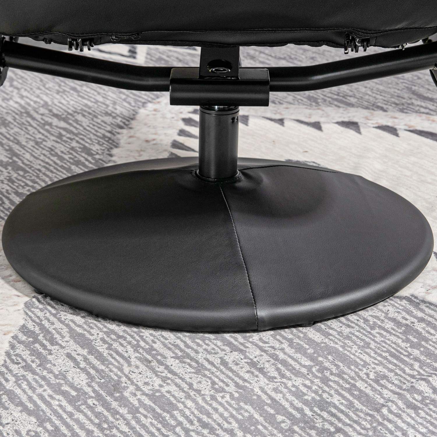 Svart lutande snurrstol i konstläder med pall