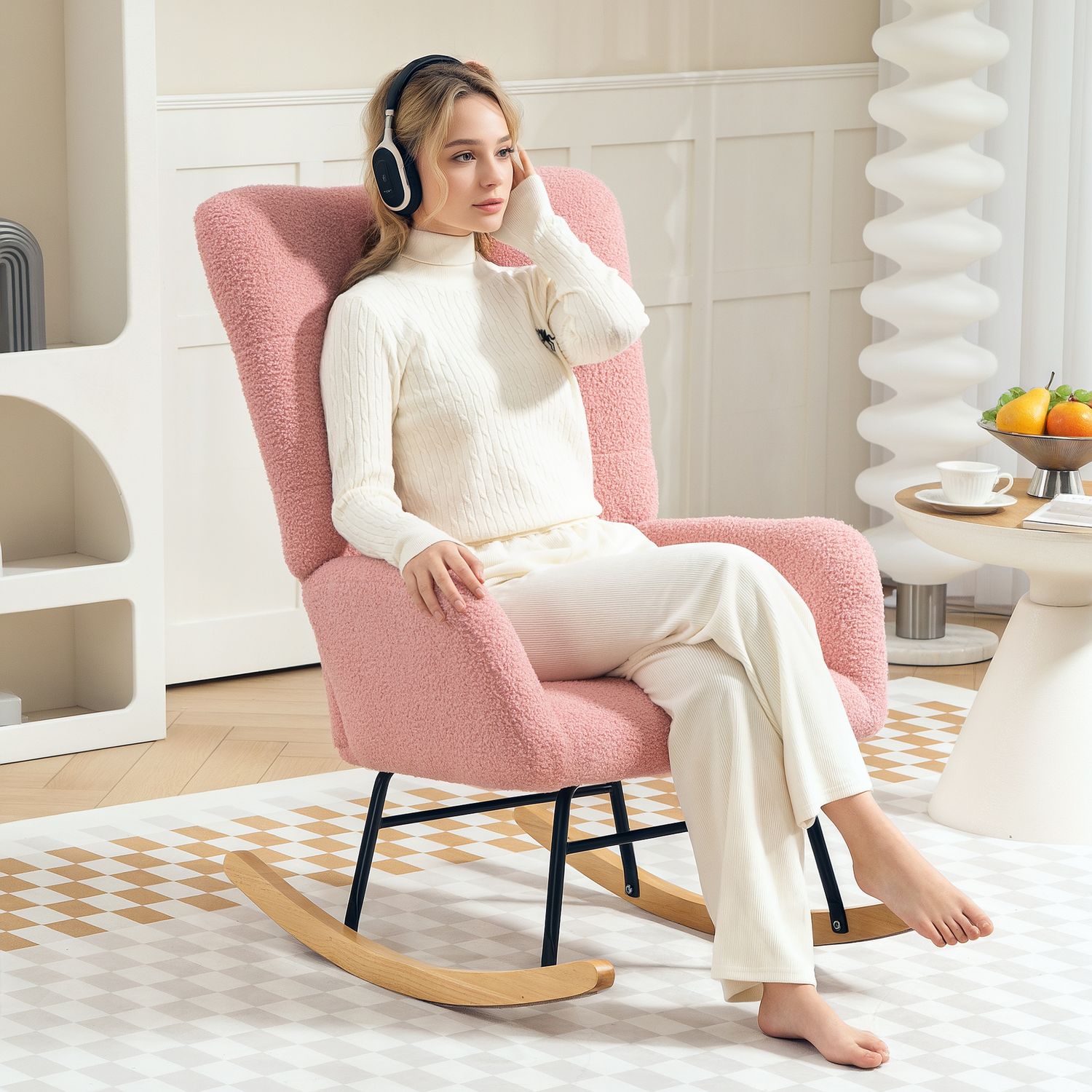 Rosa sammetsgungstol med armstöd – träbas