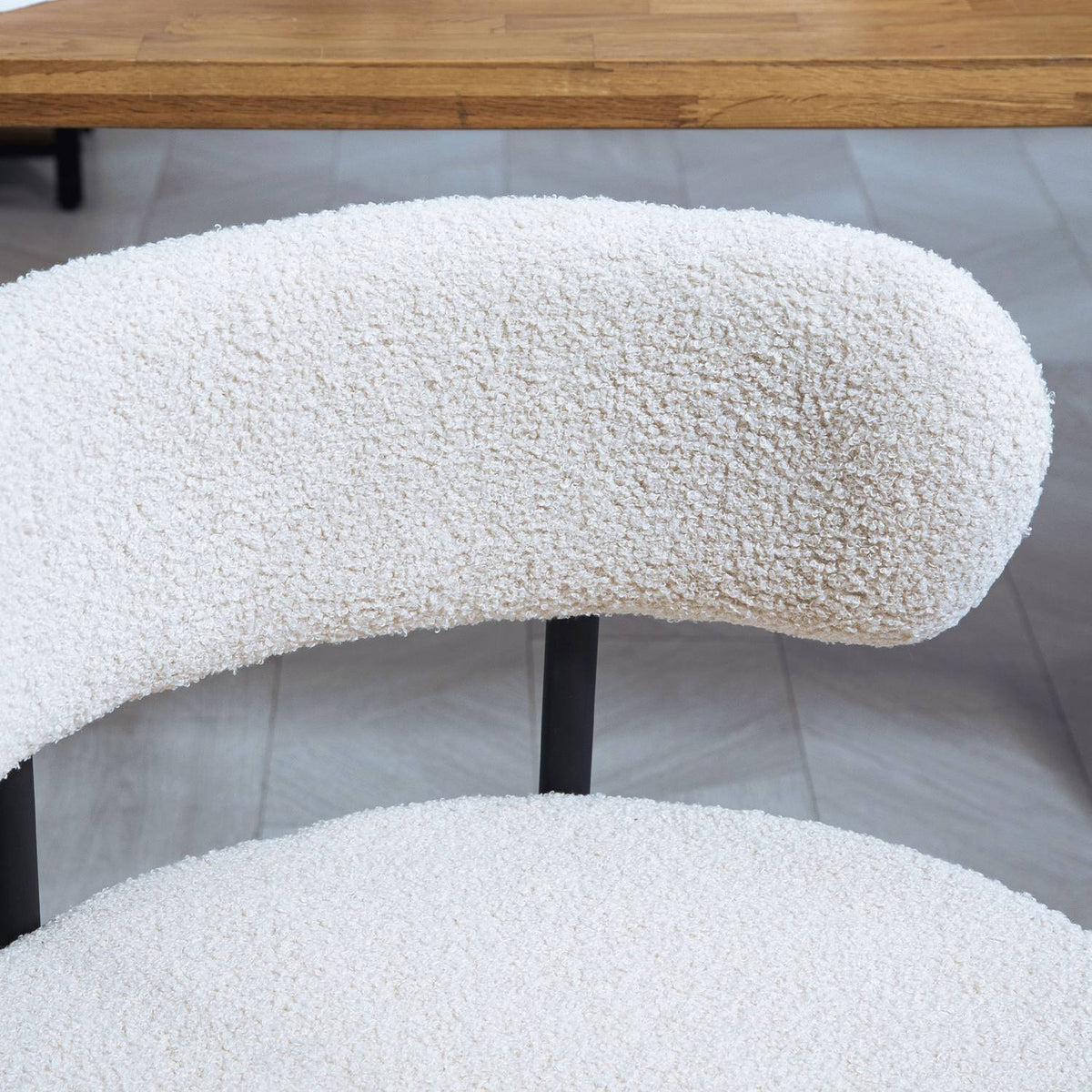 Sett med 2 spisestoler, kledd i fleece, stoler med polstrede seter, metallben, kremhvit