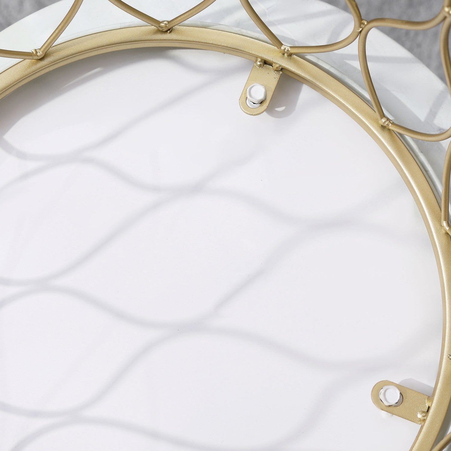 Set med 2 metall utomhus sidobord, guld & vit design