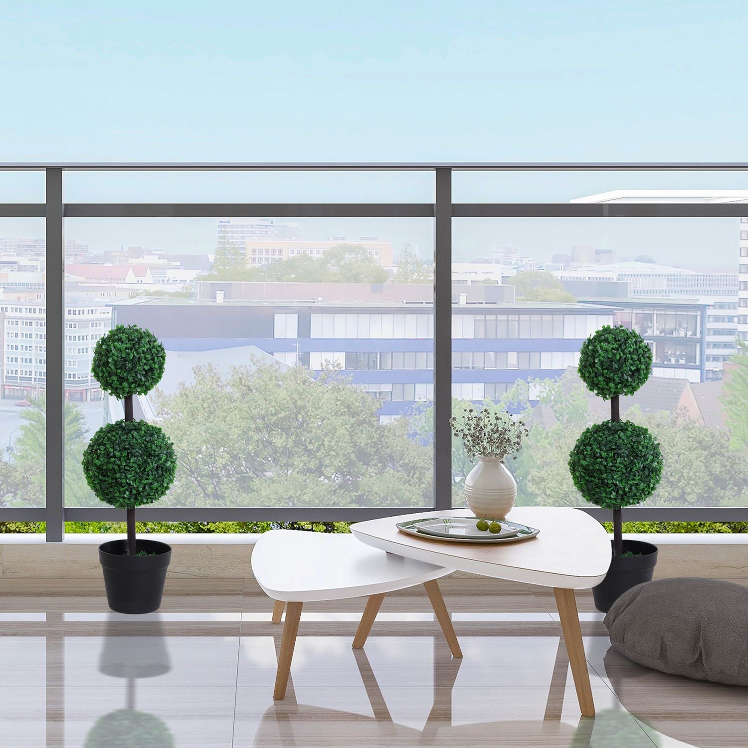 Set med 2 stora 67 cm konstgjorda träd med 2 bollar