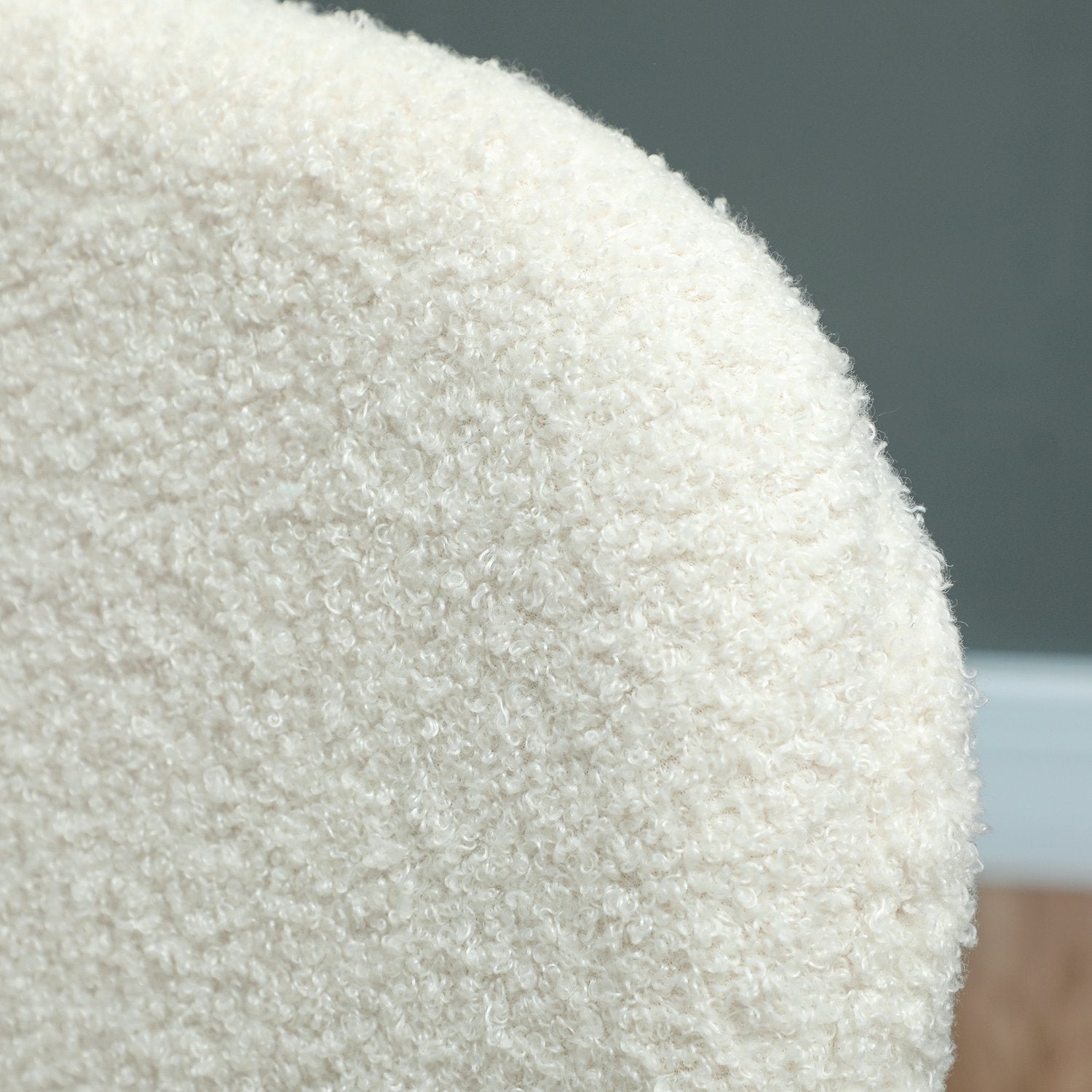 Set med 4 matstolar i vit sammetslook med ryggstöd