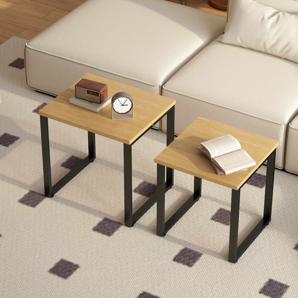 Sett med 2 sofabord, treutseende, metallramme, stablebar design
