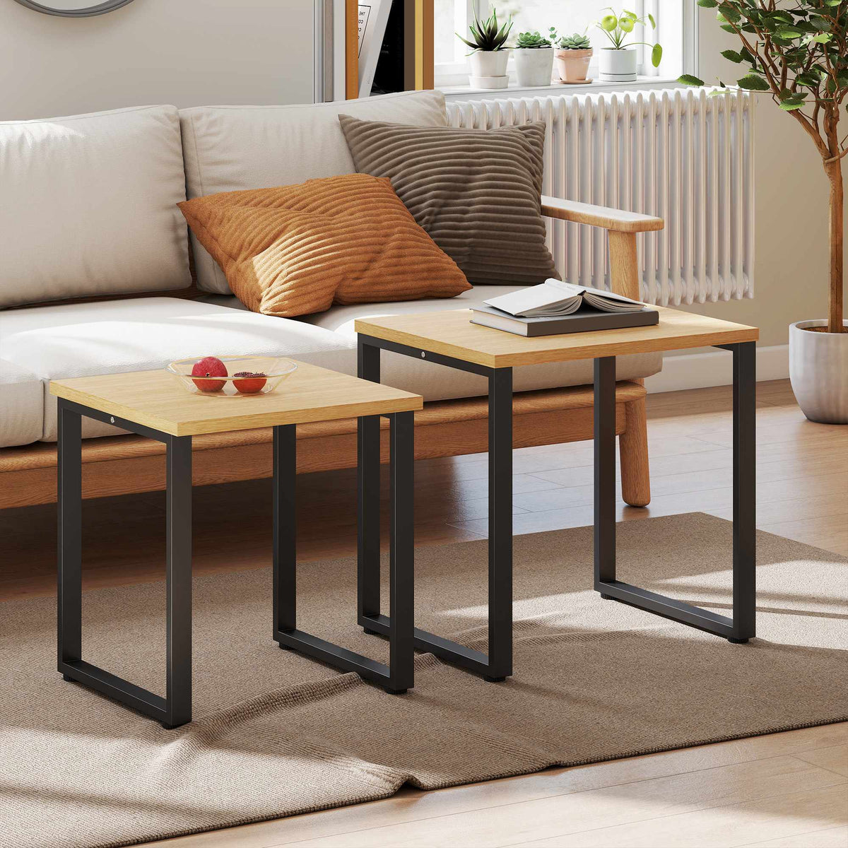 Sett med 2 sofabord, treutseende, metallramme, stablebar design