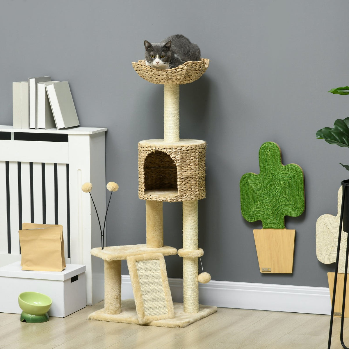 Stor klorestolpe i sisal for katt med hule og lekeball