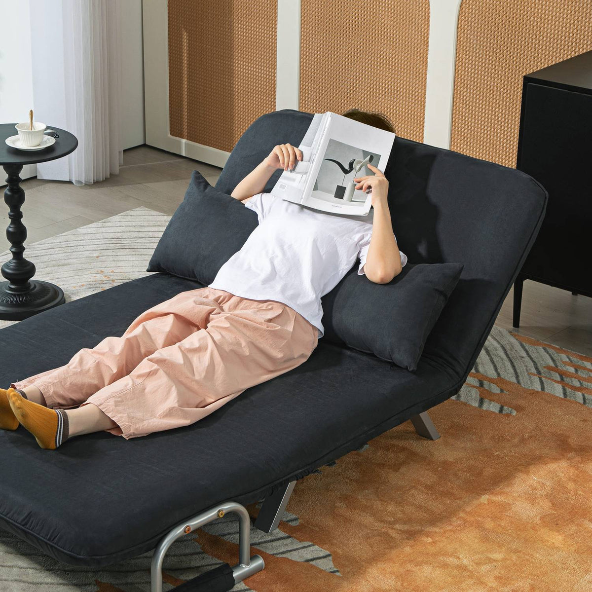 Svart 2-seters sovesofa, justerbar ryggstøtte, fløyelsfinish