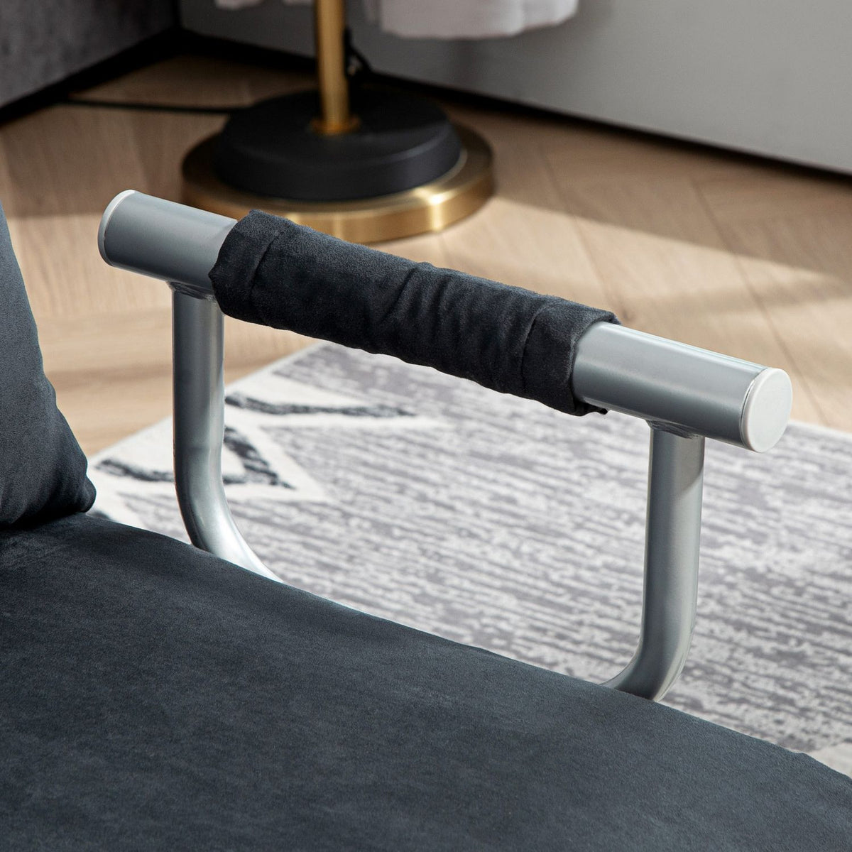 Svart 2-seters sovesofa, justerbar ryggstøtte, fløyelsfinish