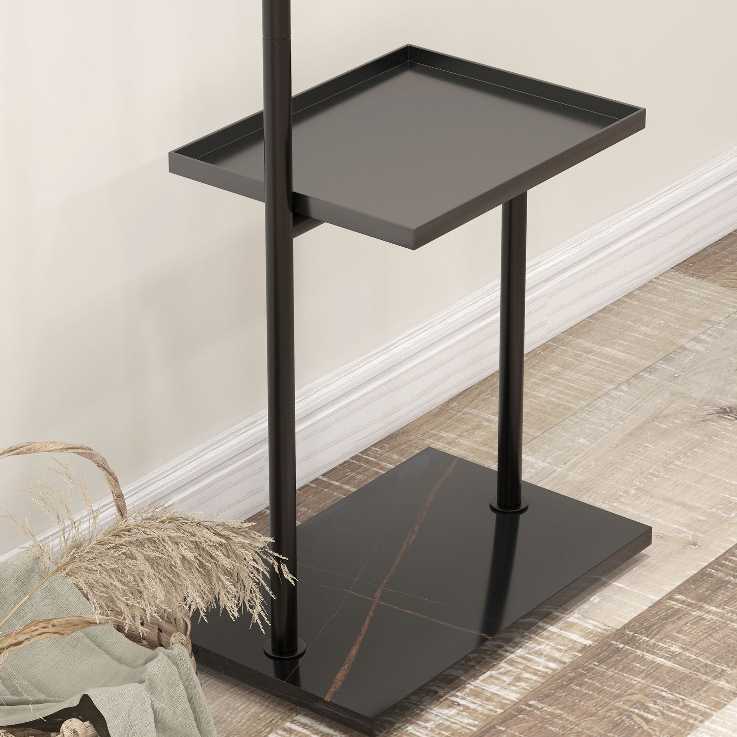 Svart rock & hatthylla med krokar och bricka – 148 cm