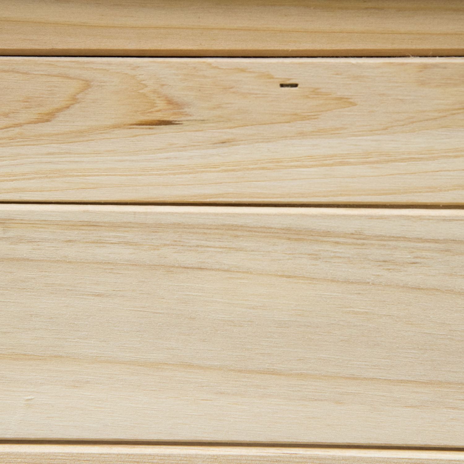 Utomhuslekstuga i trä för barn med blommor och brevlåda