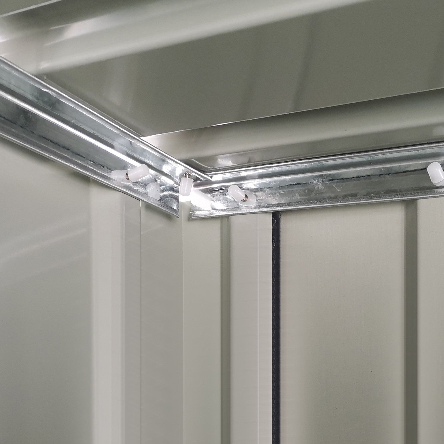 Utomhusredskapsbod i stål med dörr, mörkgrå – 142 x 84 x 189 cm